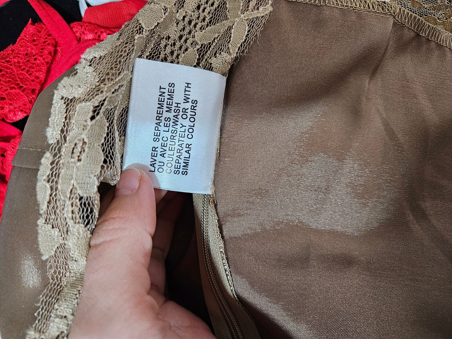 Haut en satin et dentelle doré