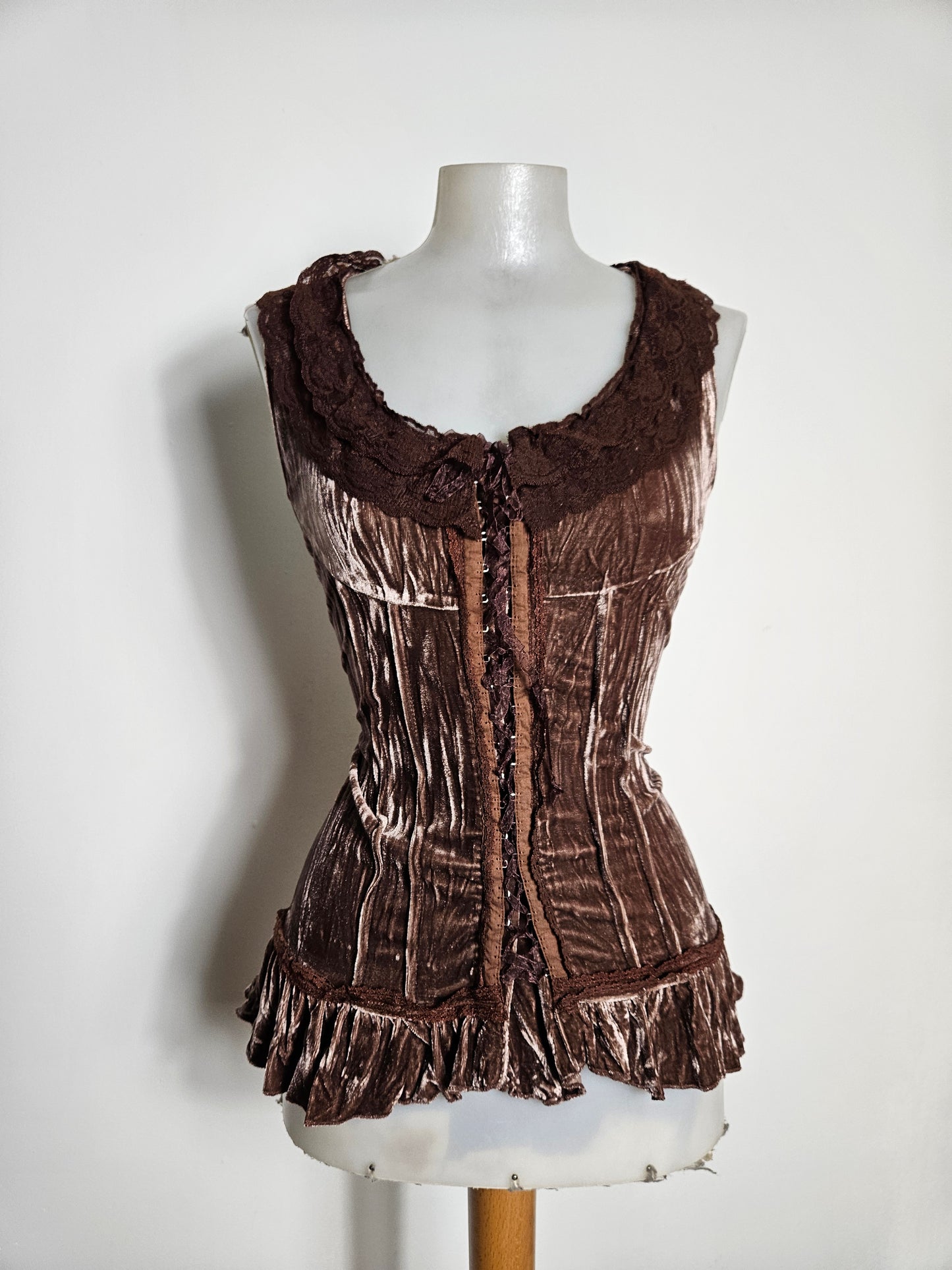 Haut velurs froissé et dentelle