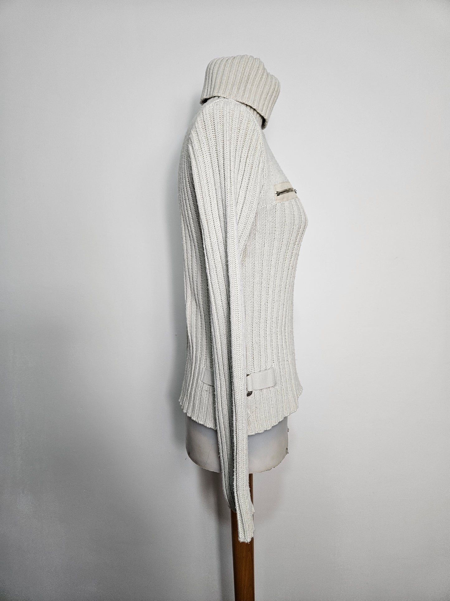 Pull côtelé détails zip et sangles