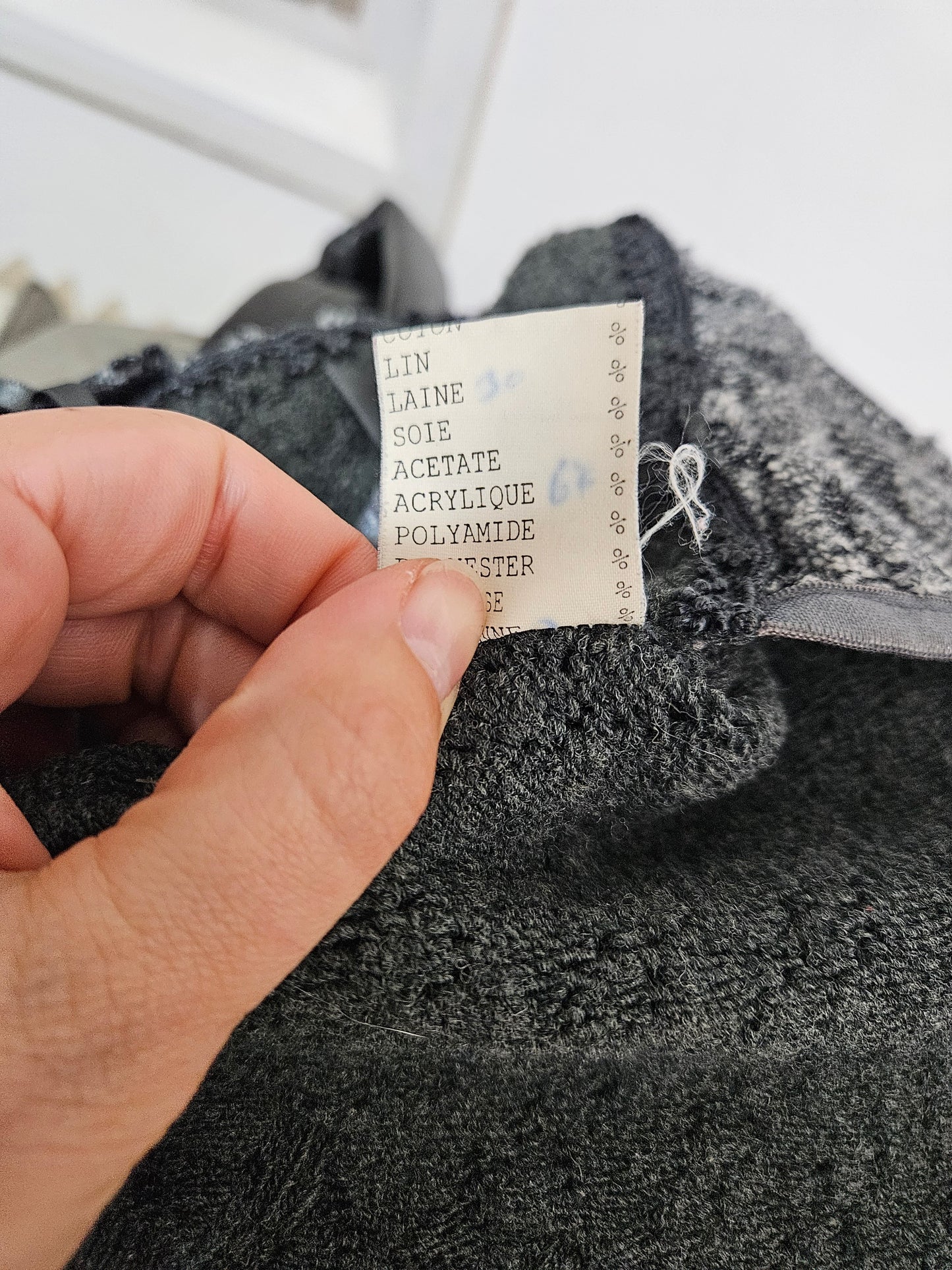 Pull gris détails dentelle et fleurs