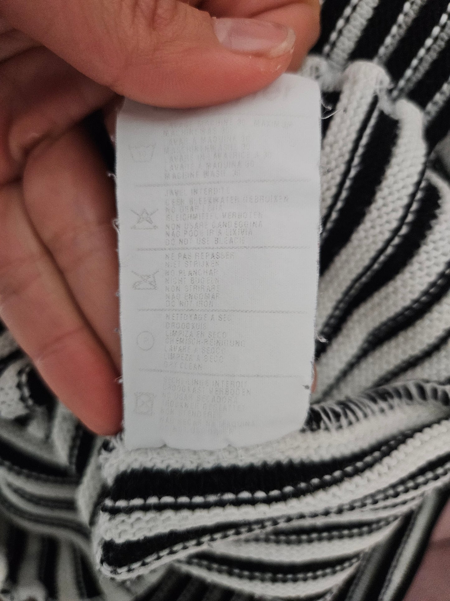 Pull côtelé noir et blanc