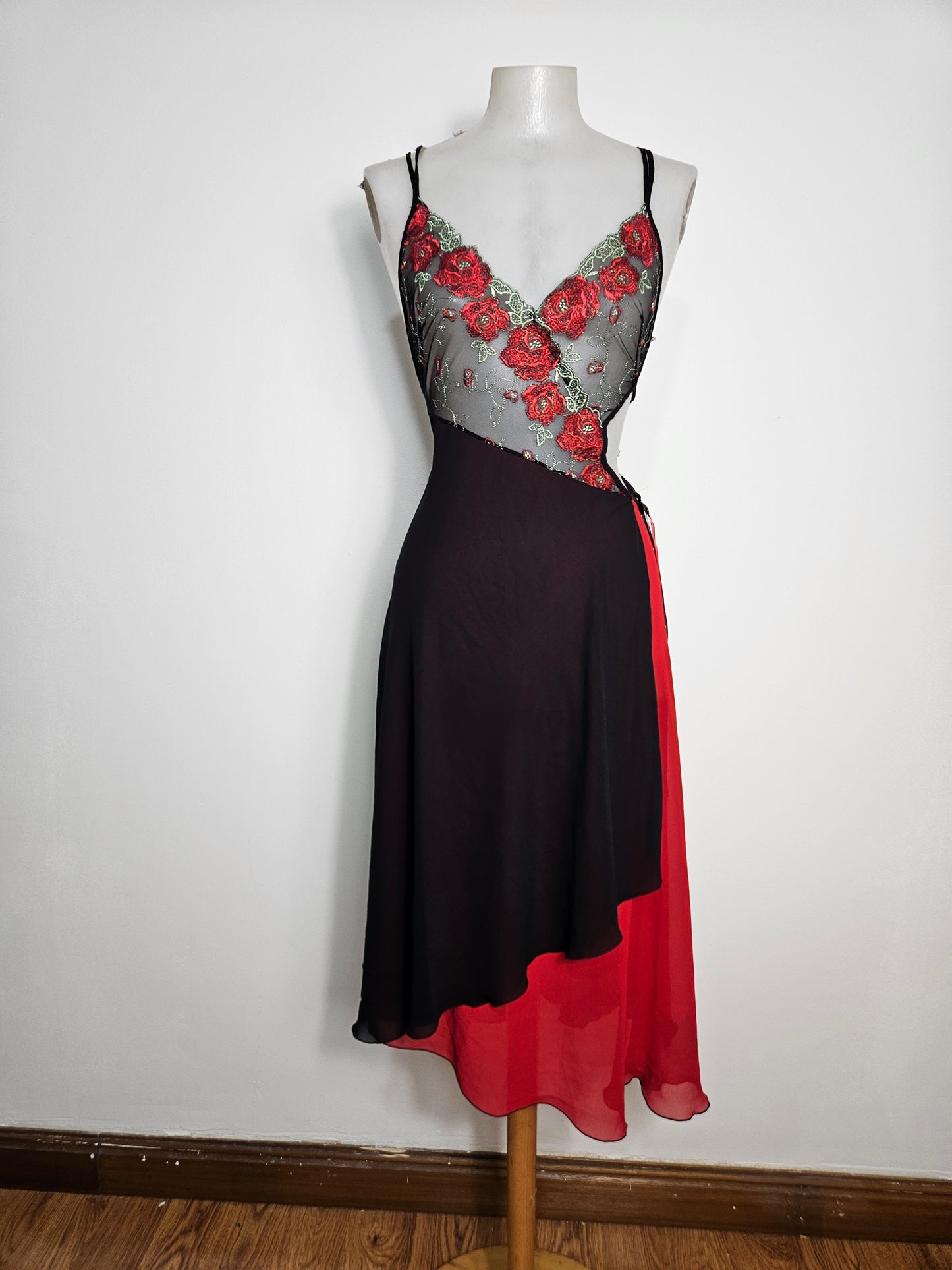 Robe en voile rouge et noire