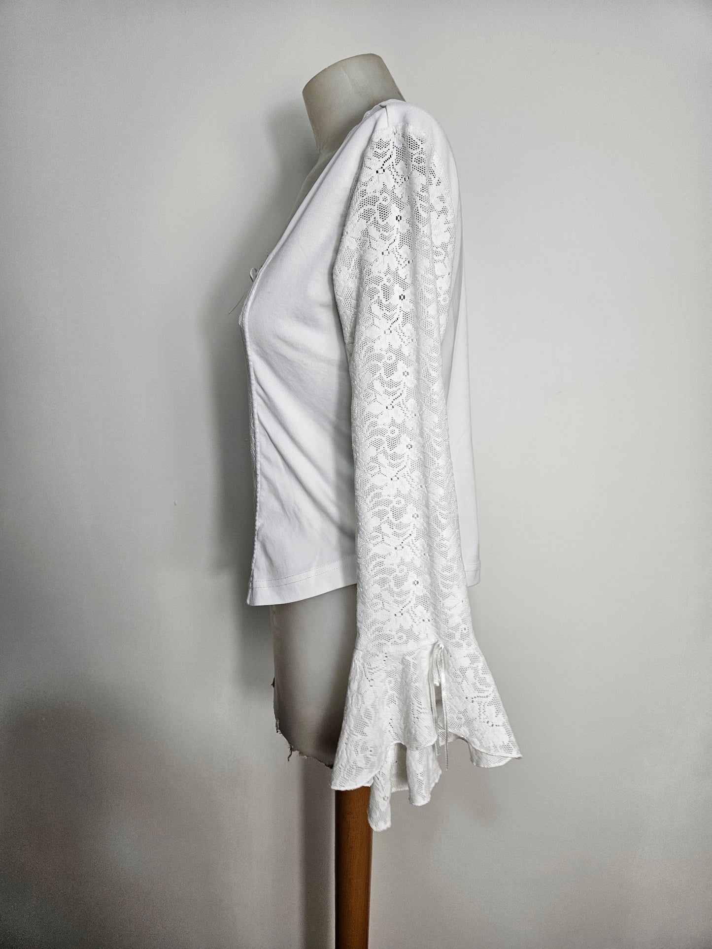 Haut blanc détails dentelle