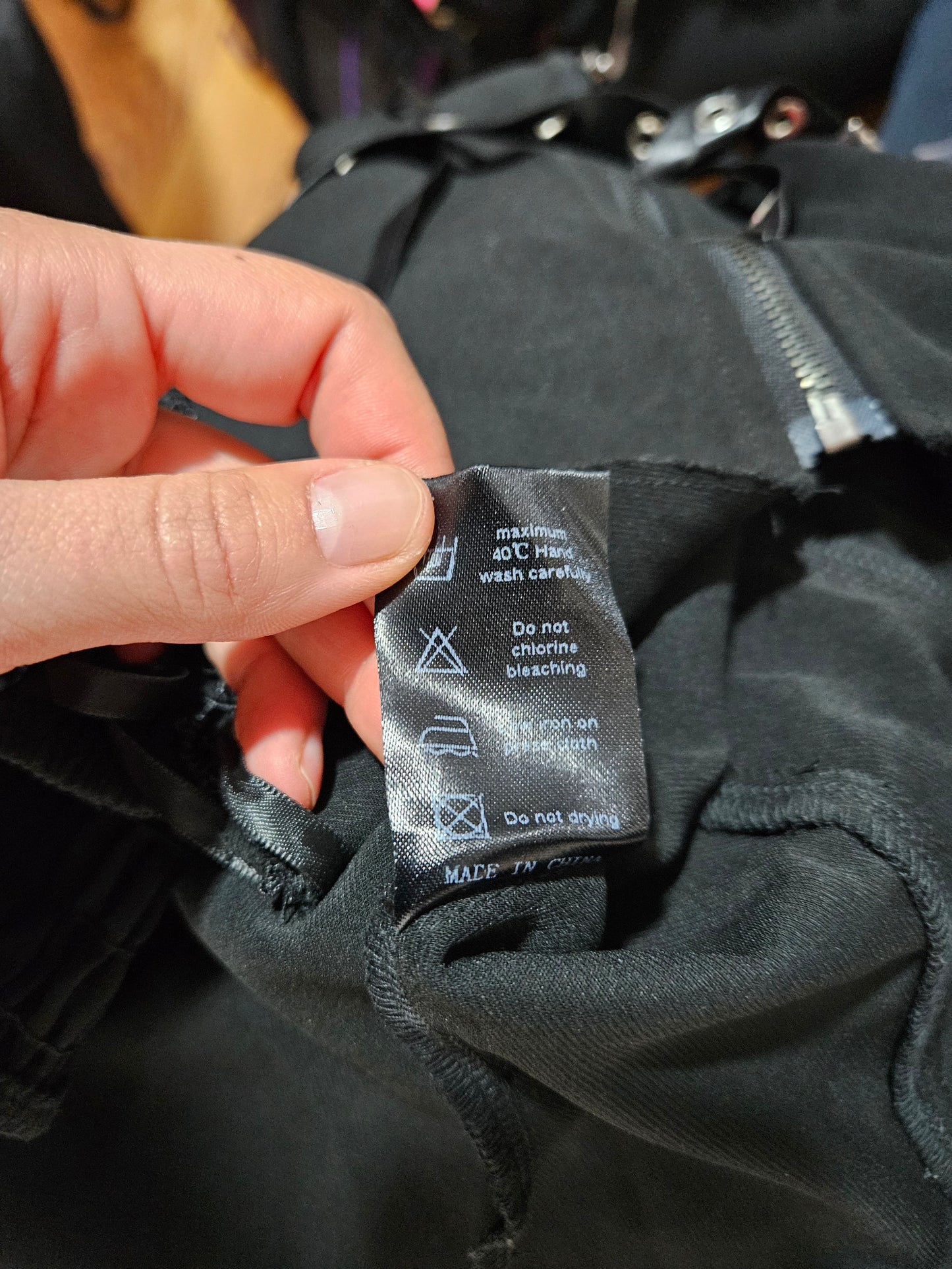 Haut asymétrique à lacets rouge