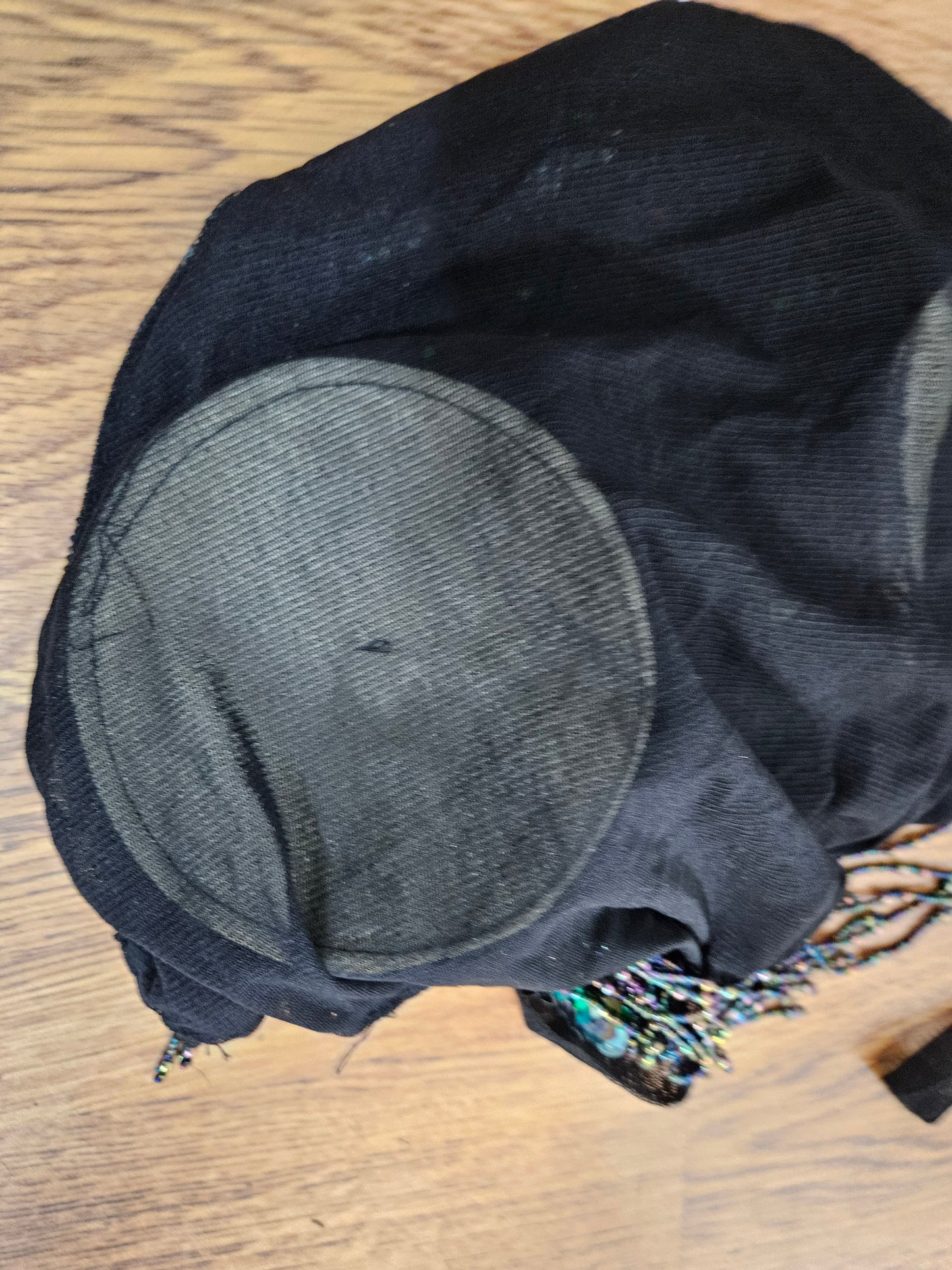 Dos nu brodé de sequins noir et vert