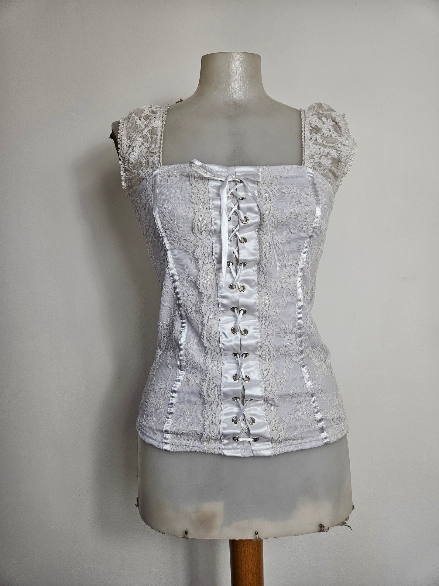 Haut laçage et dentelle blanc