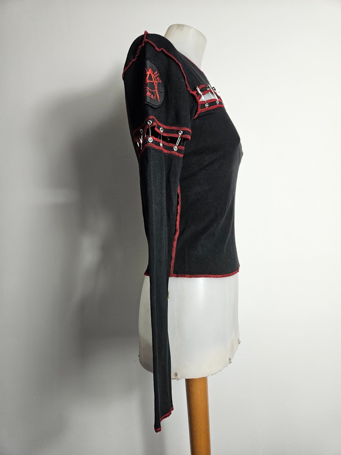 Haut avec épingles à nourrice