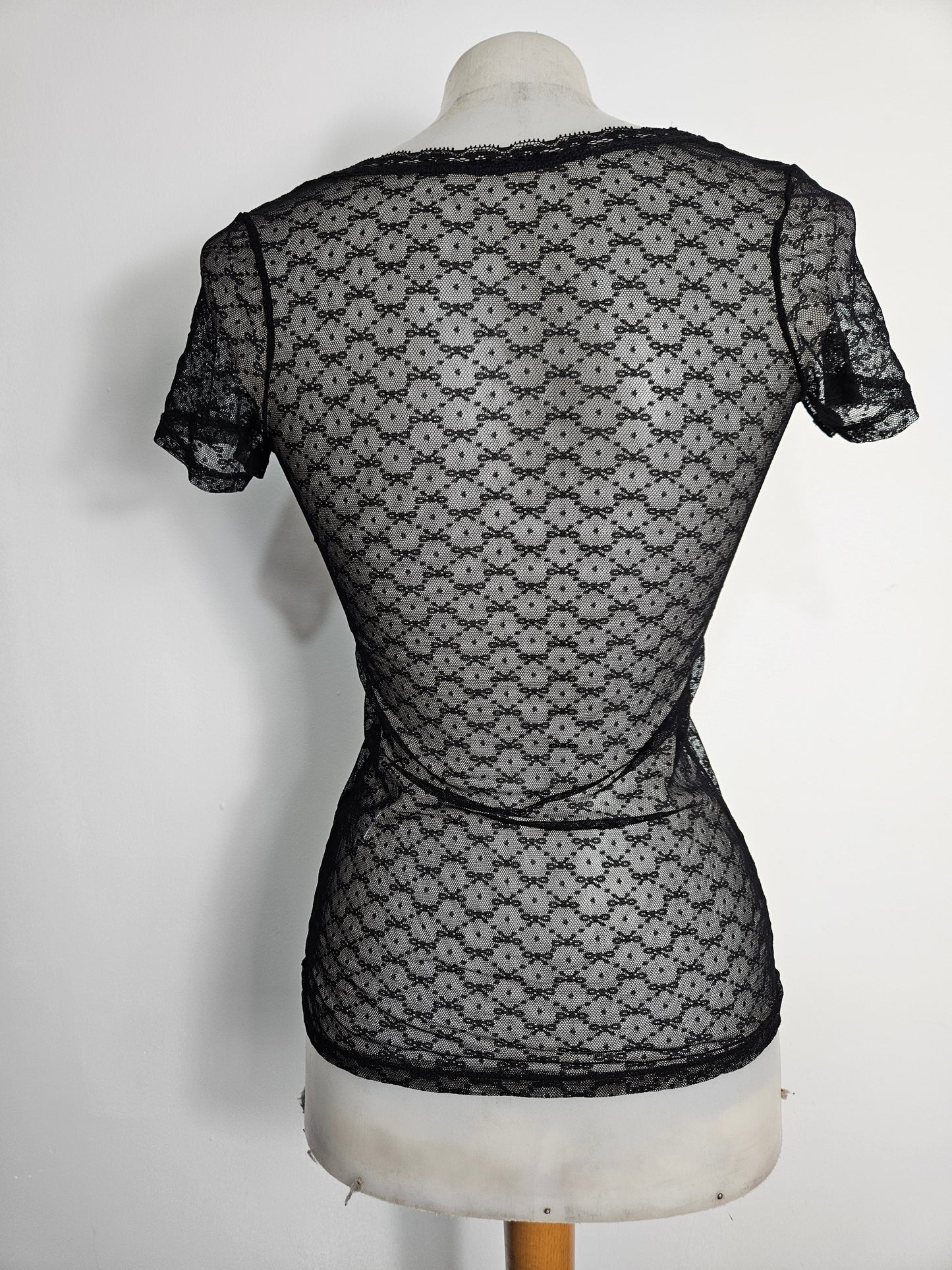 Haut en dentelle florale noire