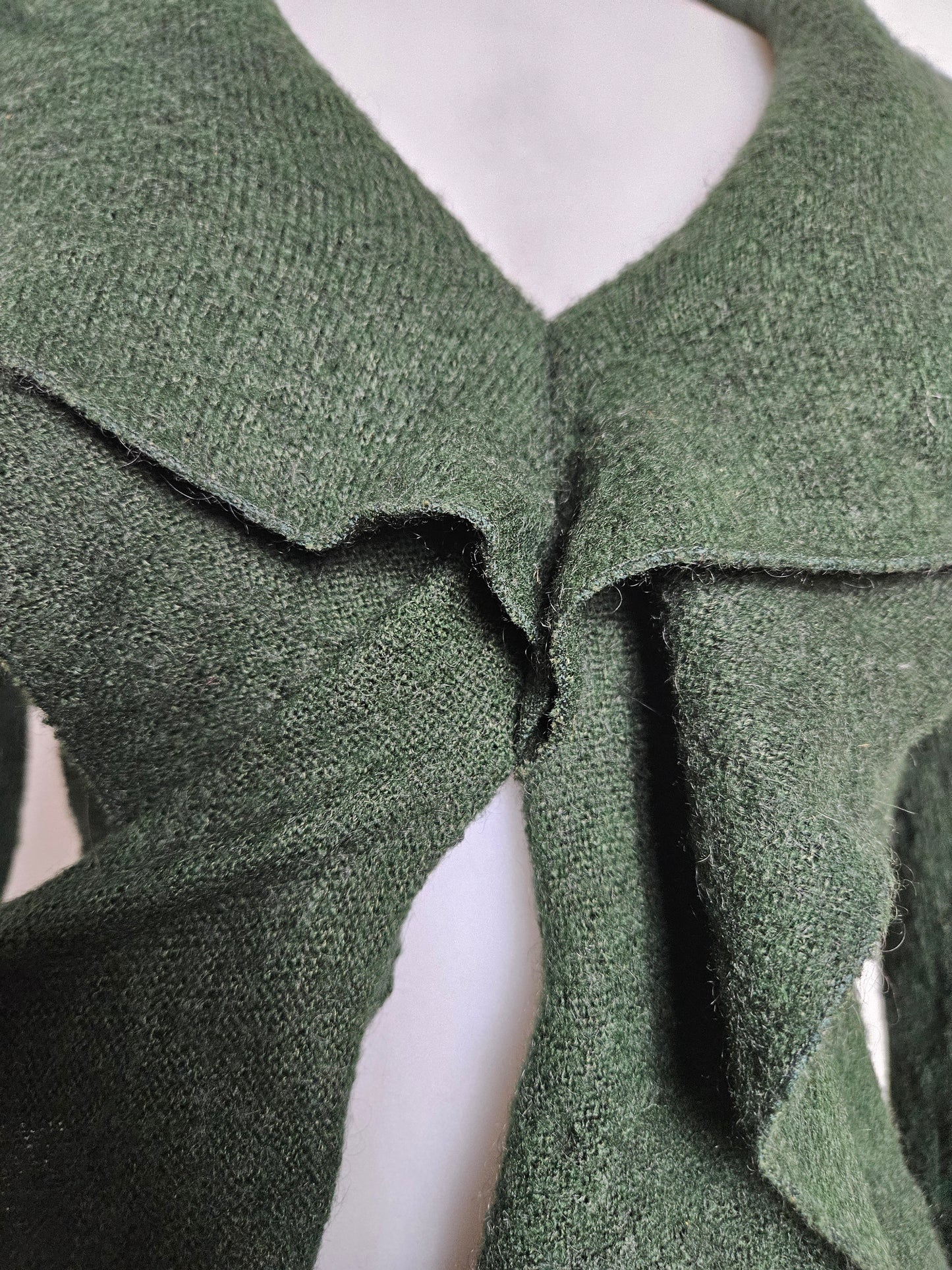 Pull vert à volants