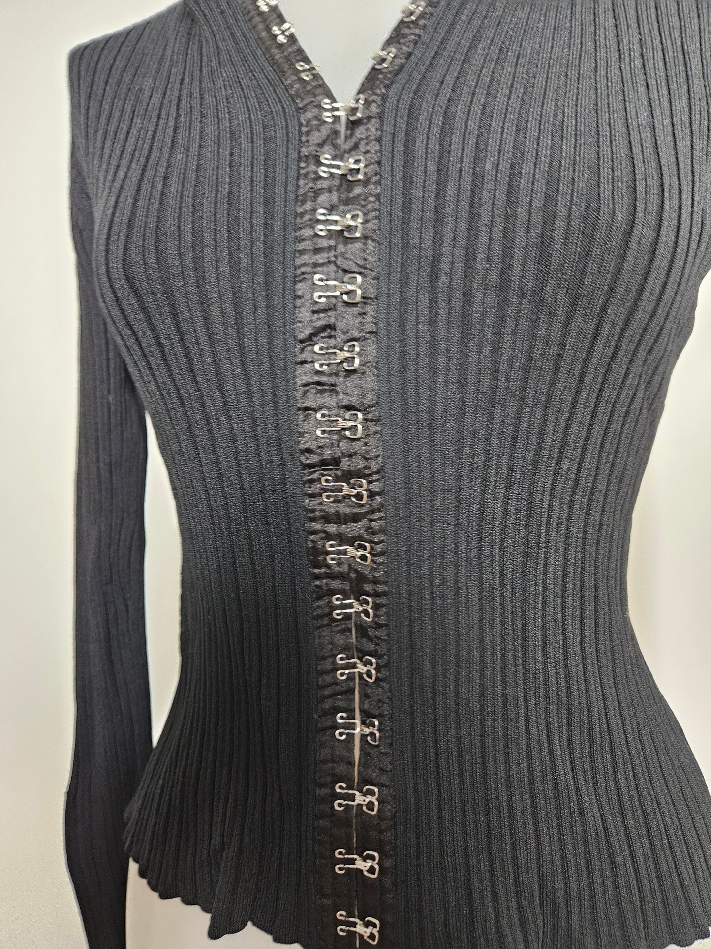 Haut noir fermeture crochets