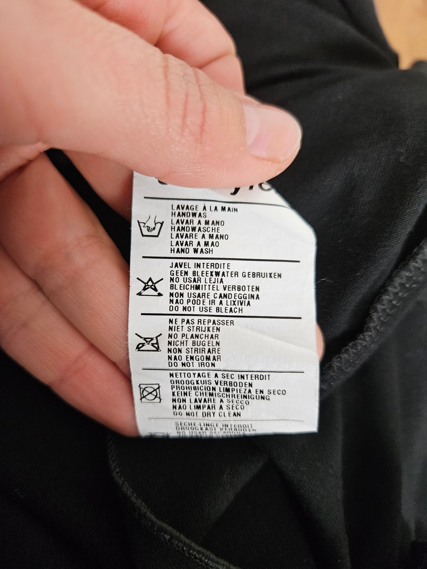 Jupe asymétrique noire à boucle