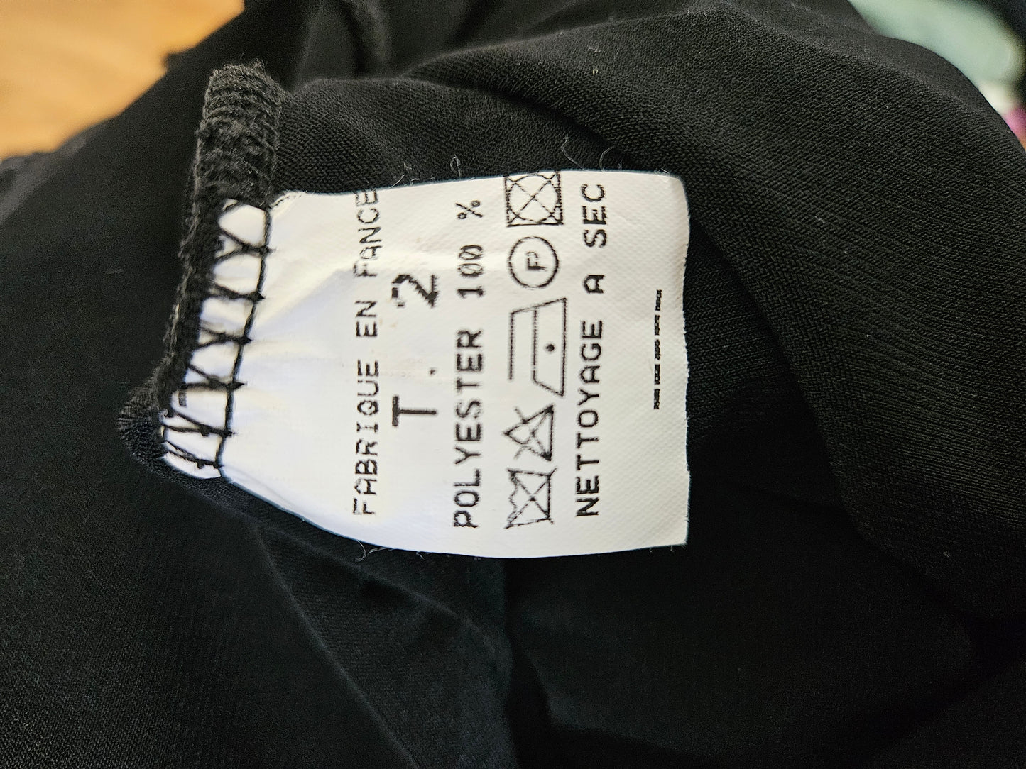 Maxi robe noire en voile à volants