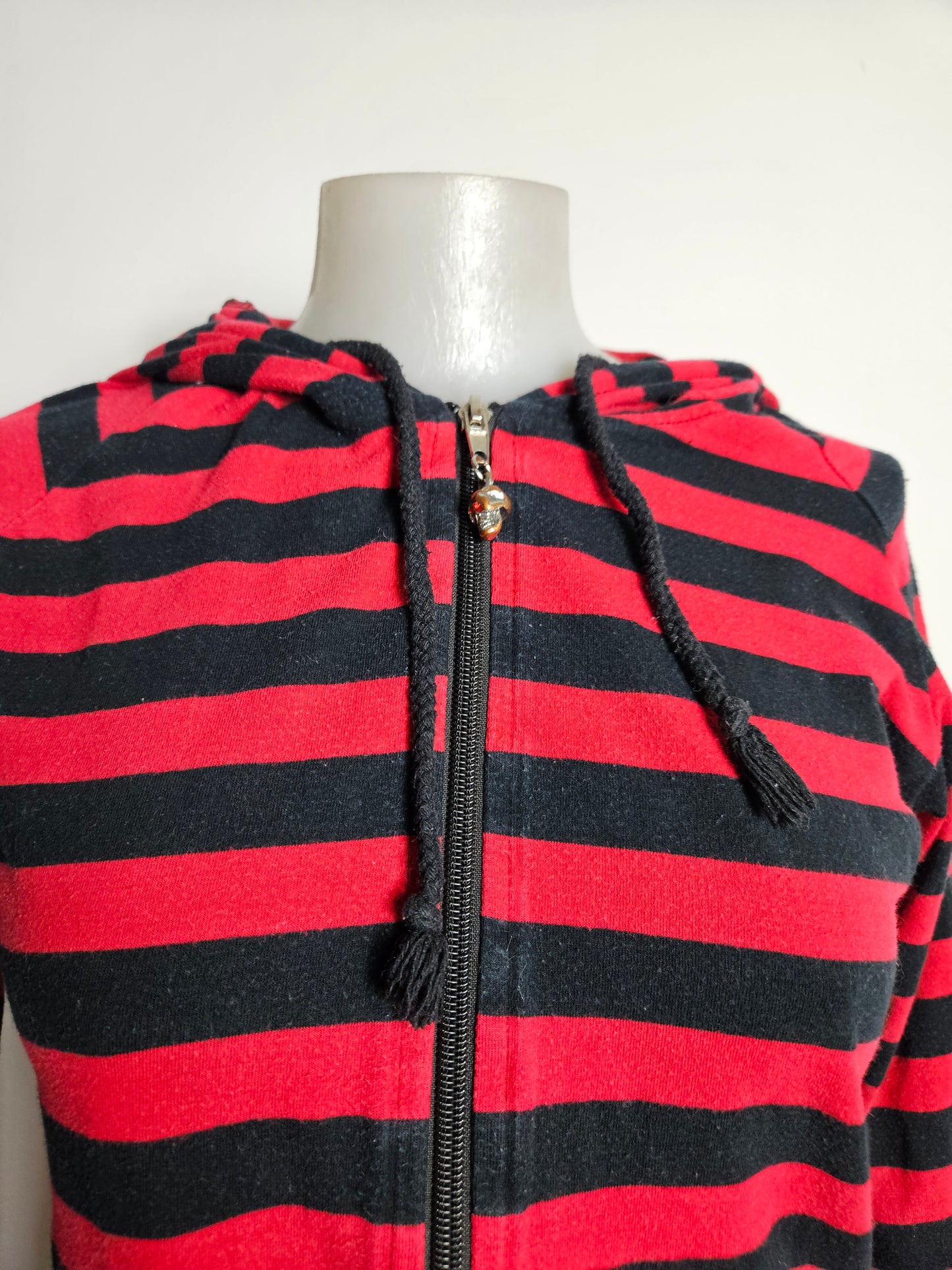 Gilet rayé rouge et noir