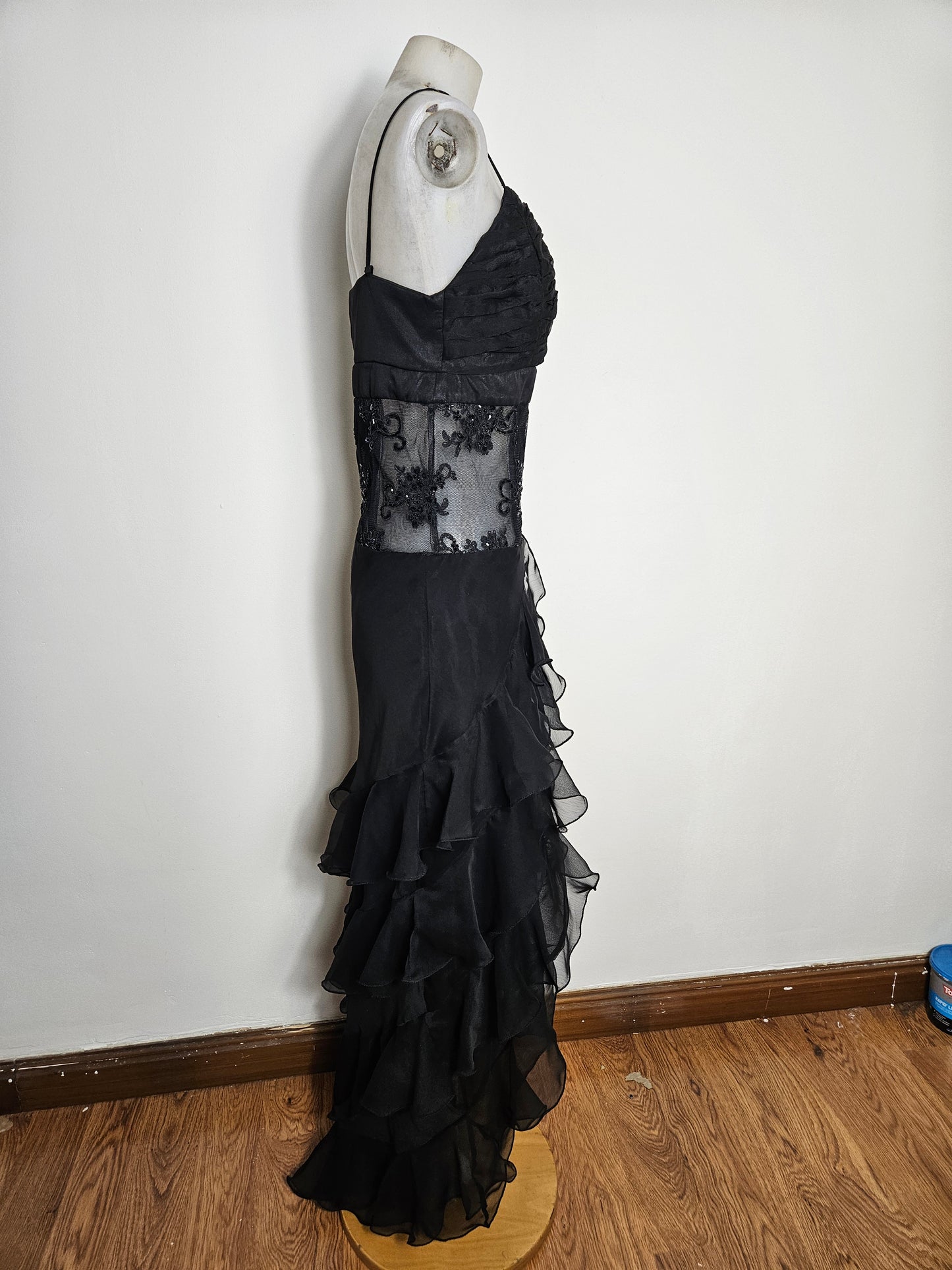 Robe noire brodée à volants