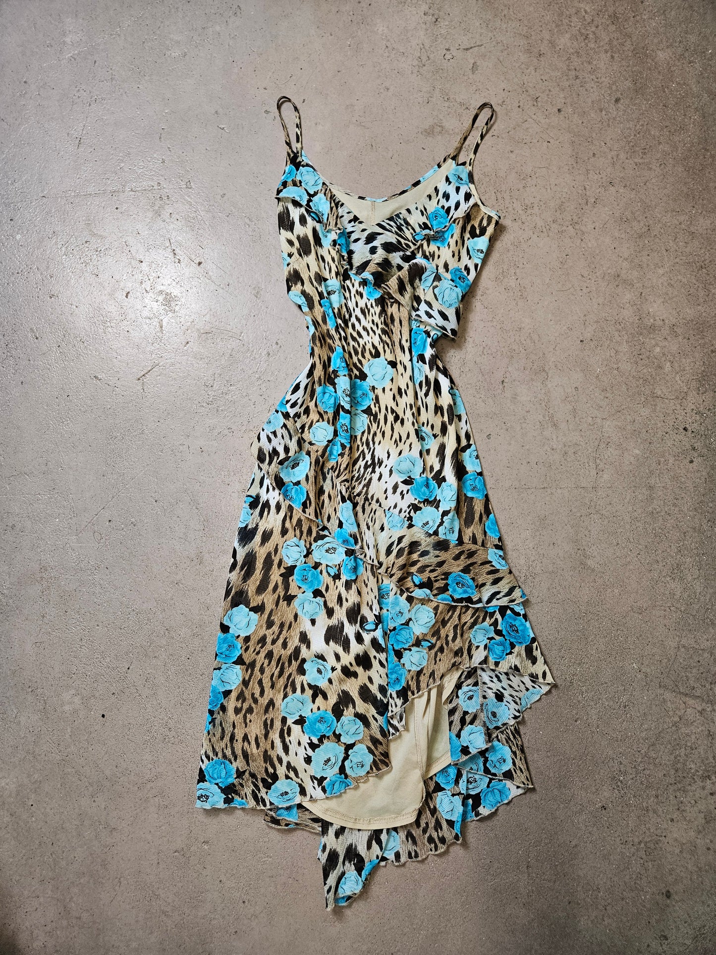 Robe léopard à volants