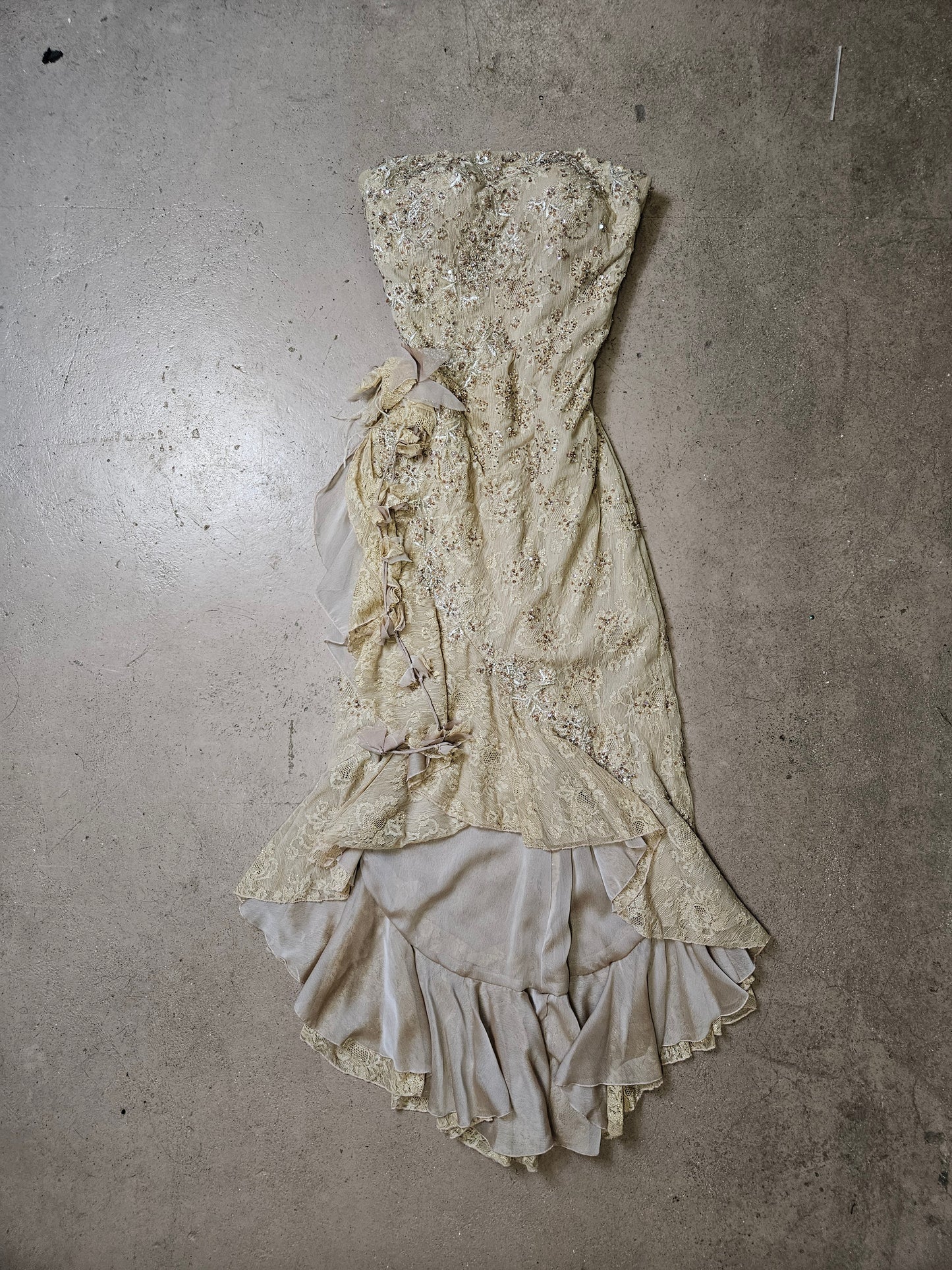 Vestido de encaje beige sin tirantes