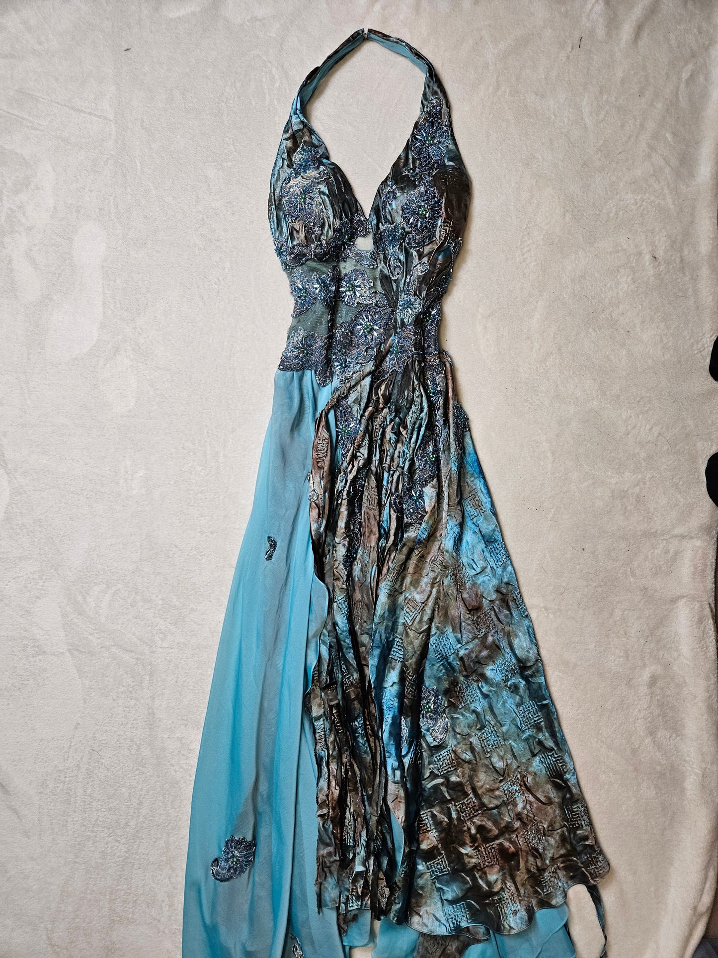 Vestido largo azul bordado con espalda abierta