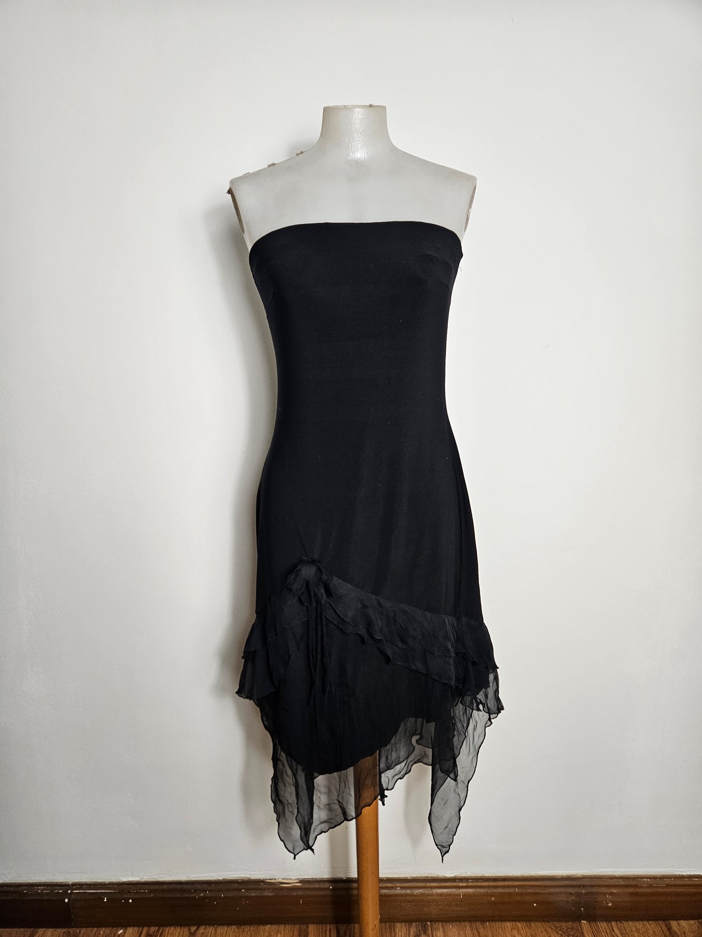 Robe bustier noire détails voile