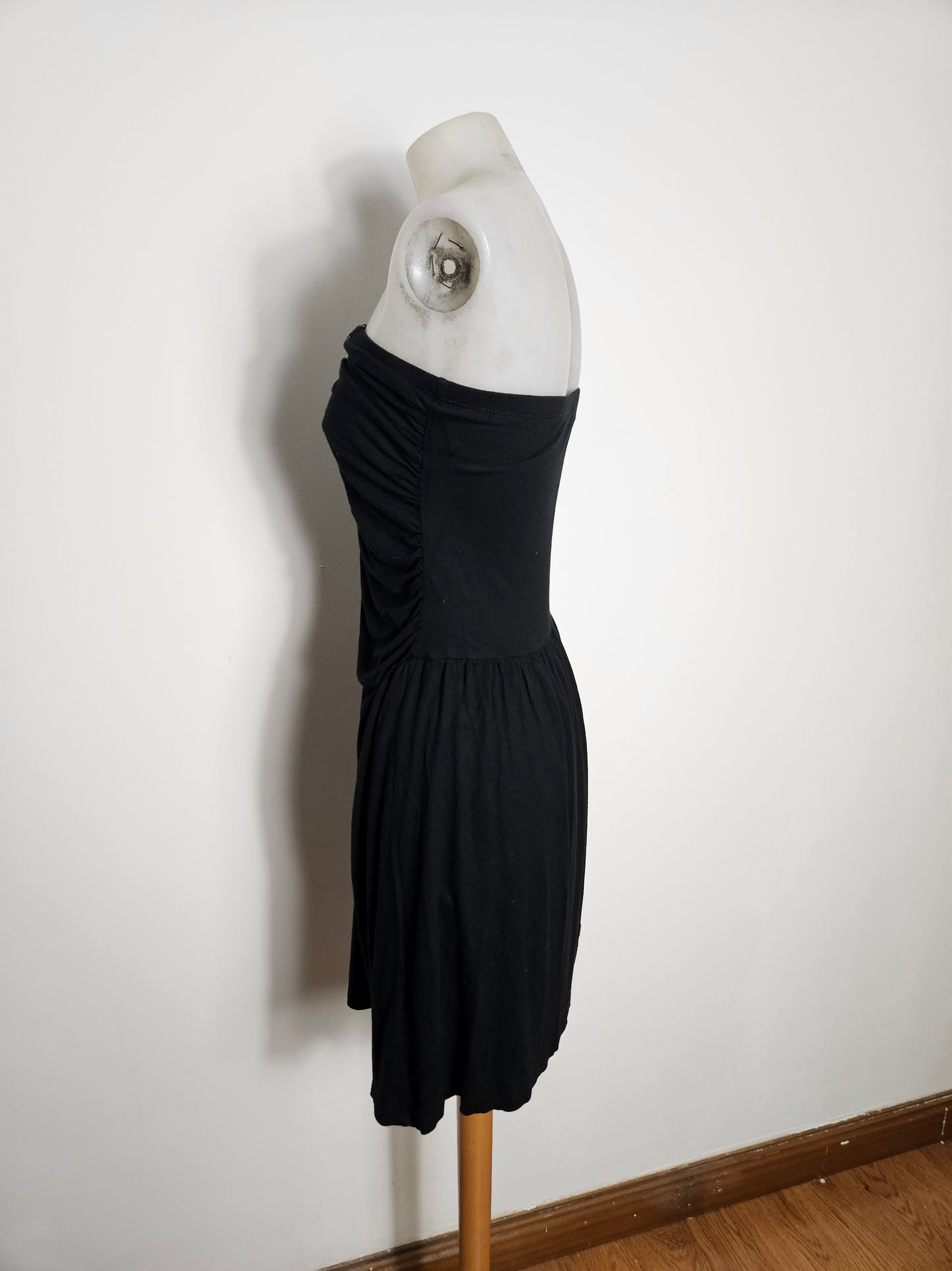 Vestido negro sin tirantes con lentejuelas