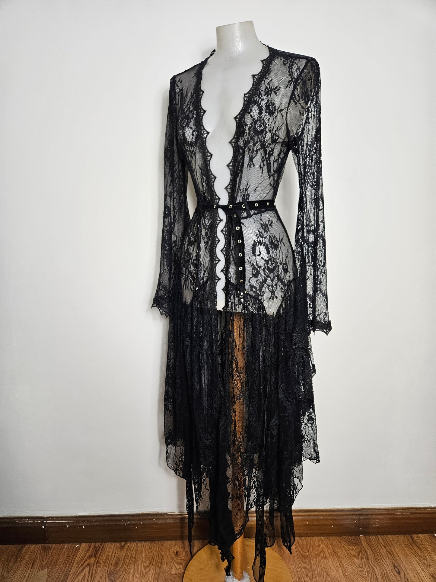 Long gilet en dentelle noire Dark in Love