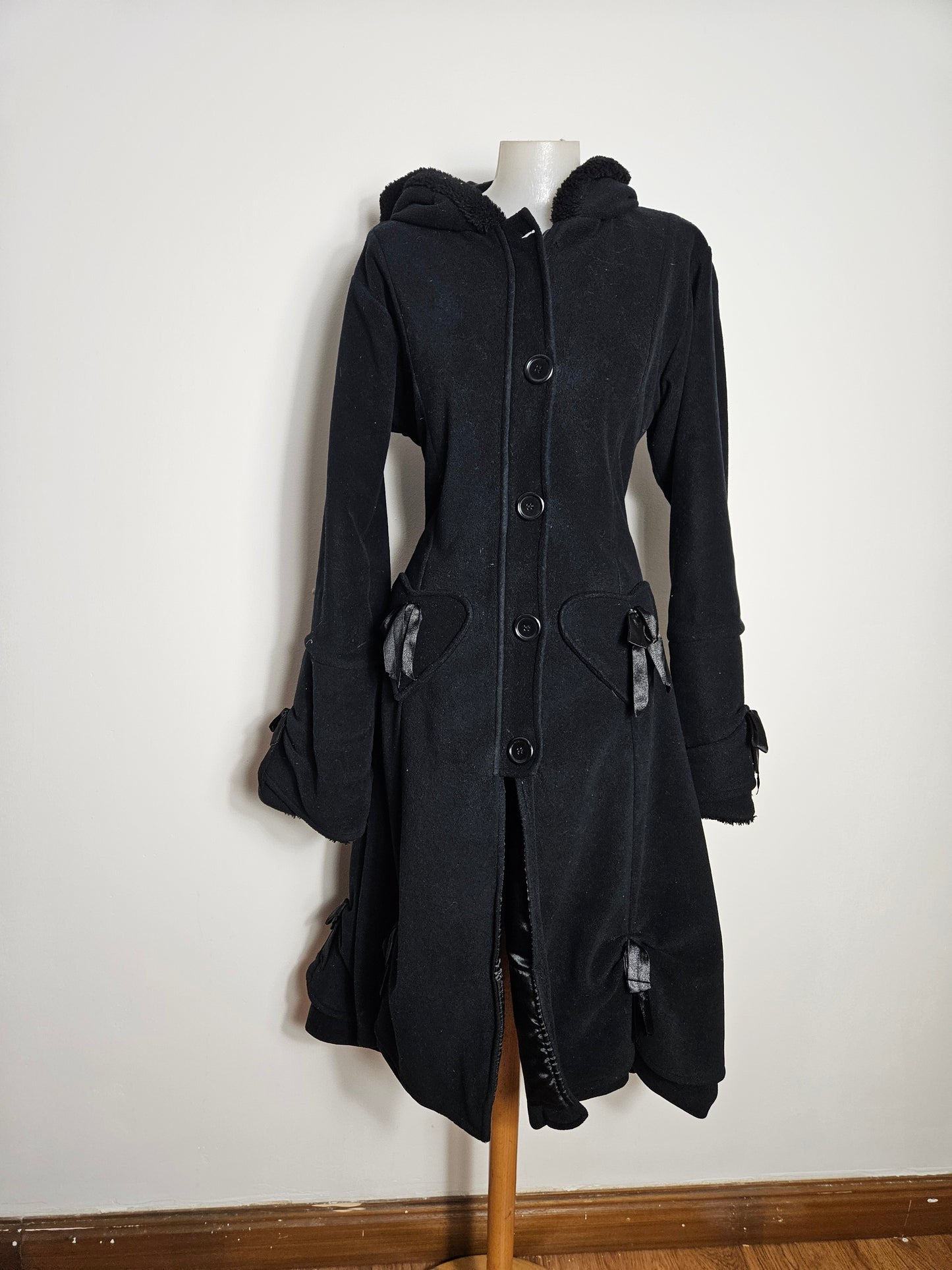 Abrigo negro con cordones