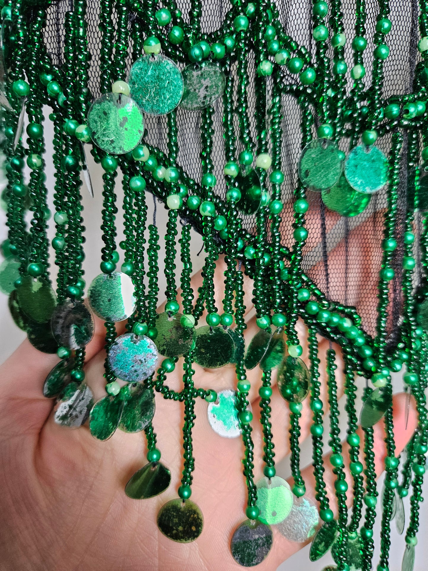 Dos nu brodé de sequins vert et noir