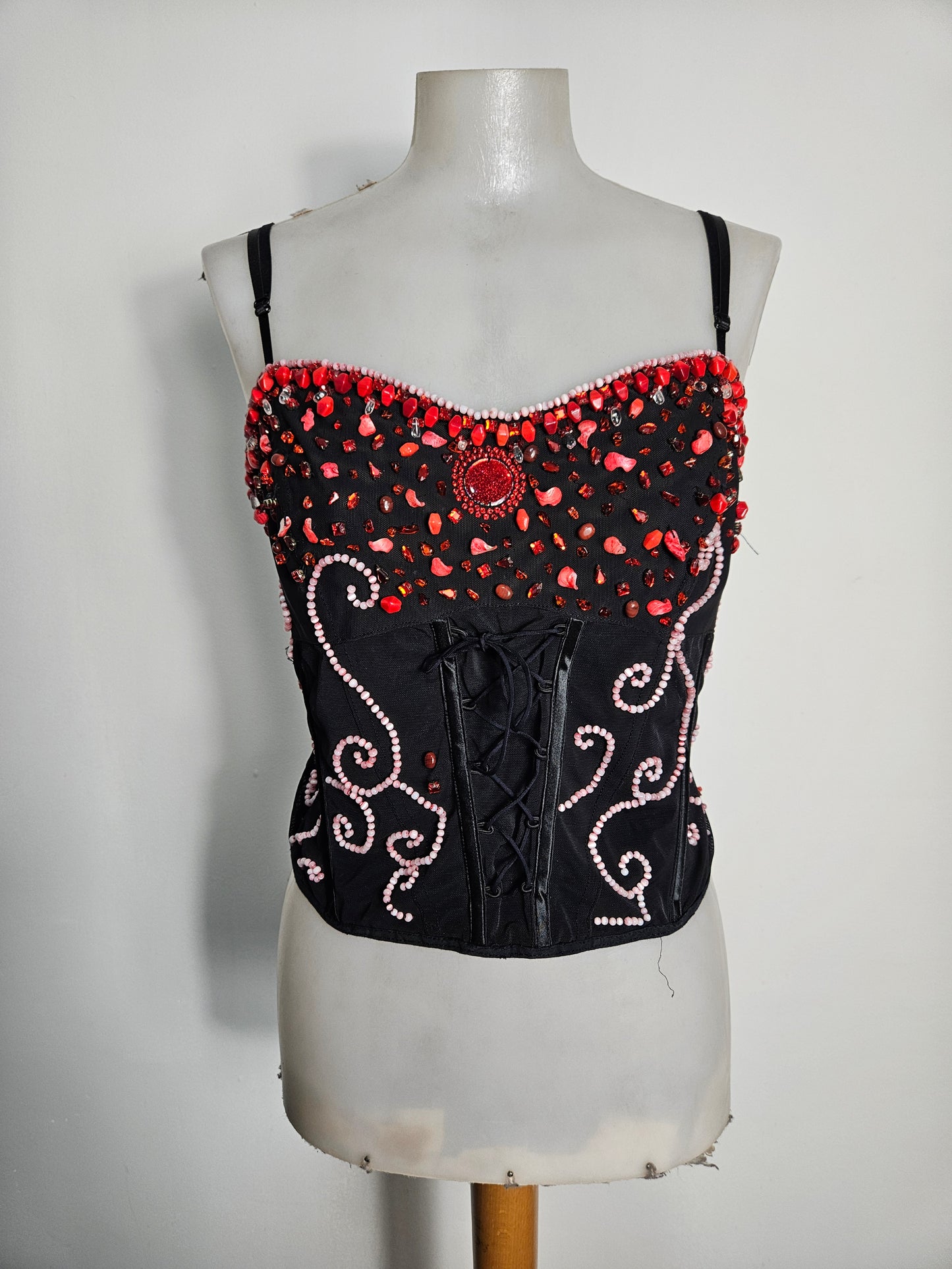 Top bordado con perlas y piedras