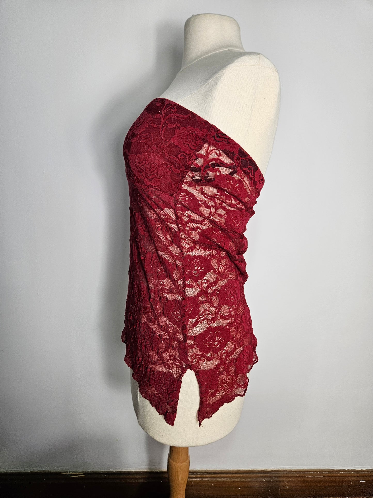 Haut strapless en dentelle rouge