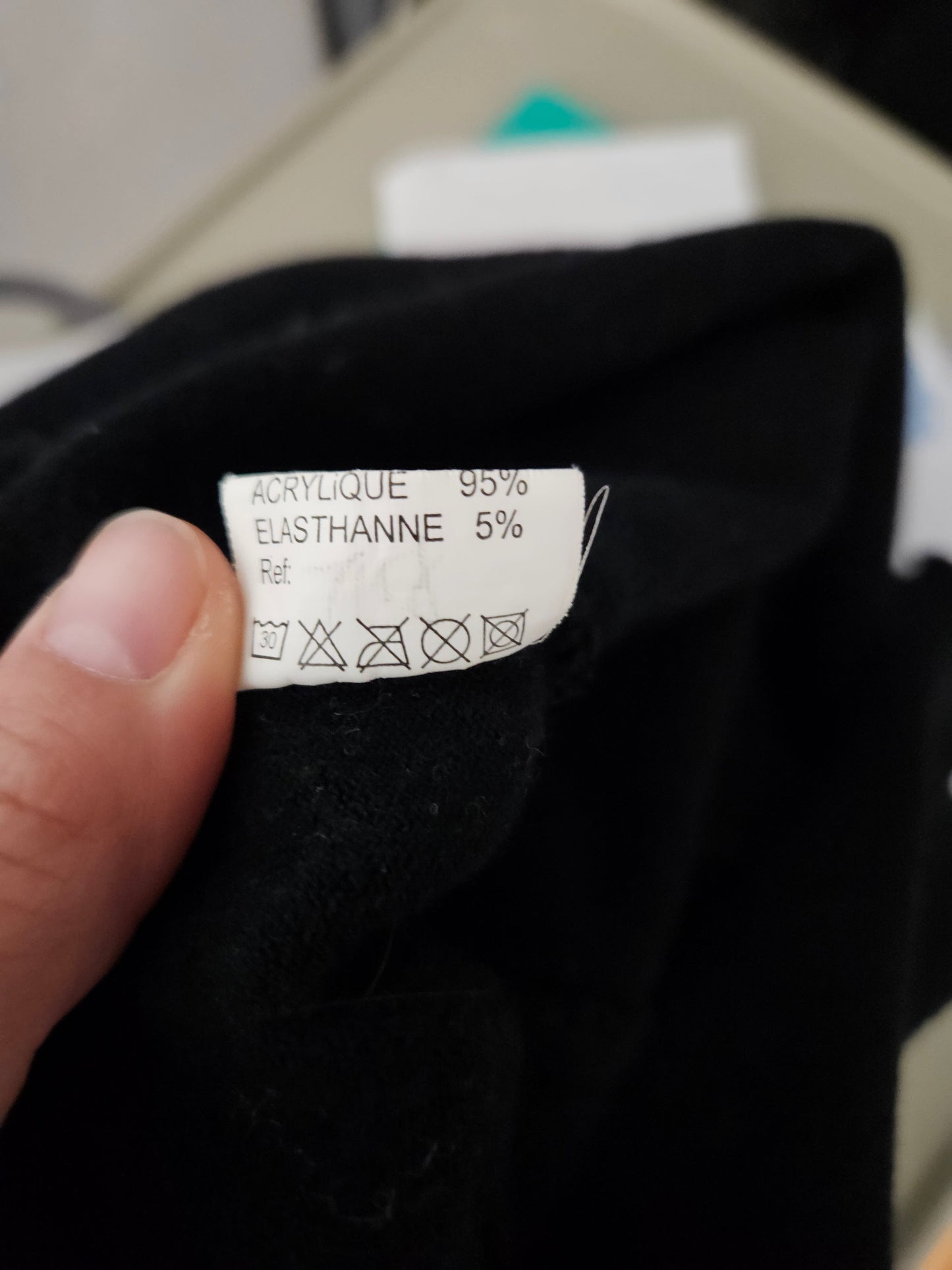 Pull noir à détails