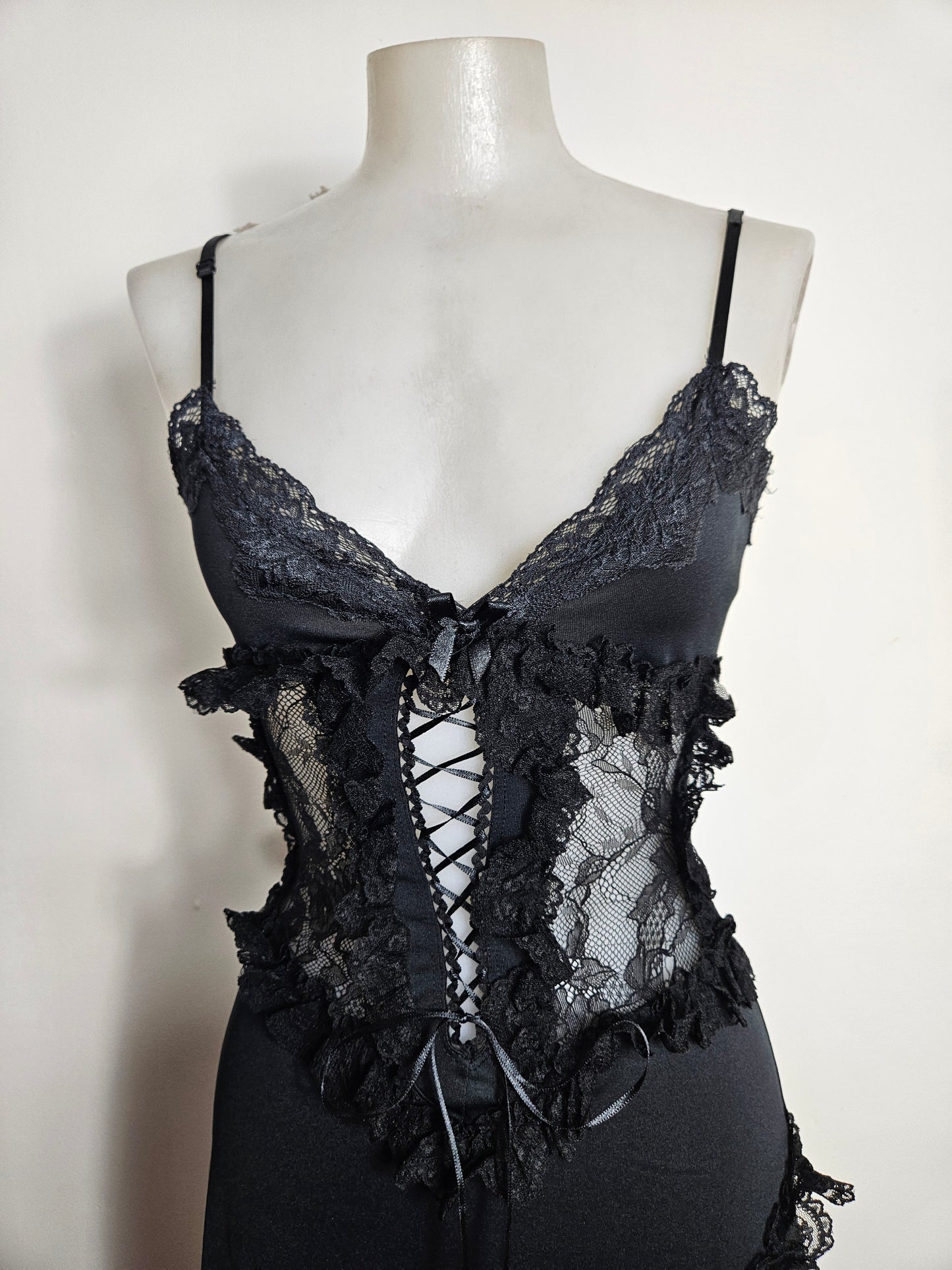 Robe noire dentelle et laçage