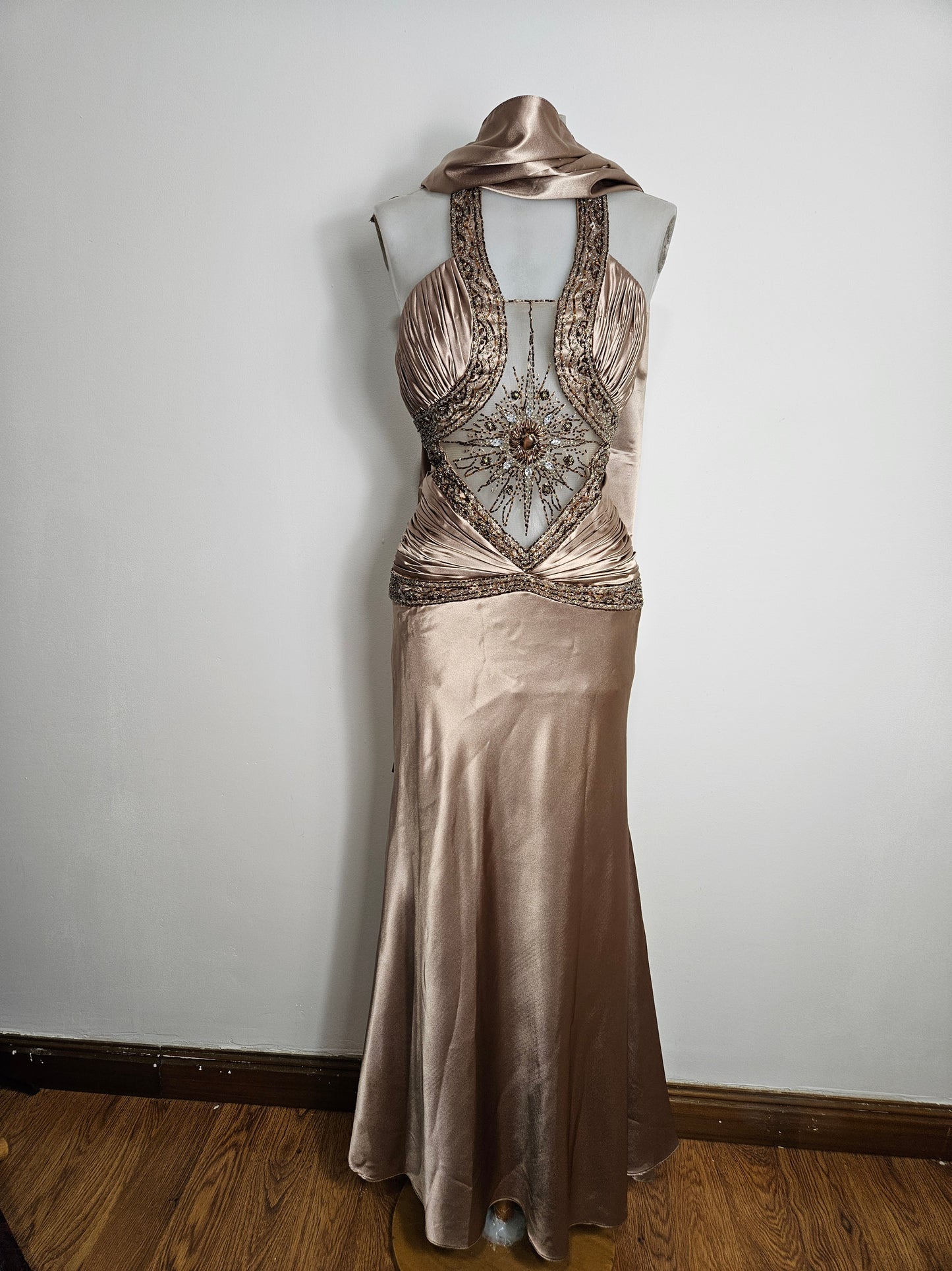 Robe dos nu satinée et brodée