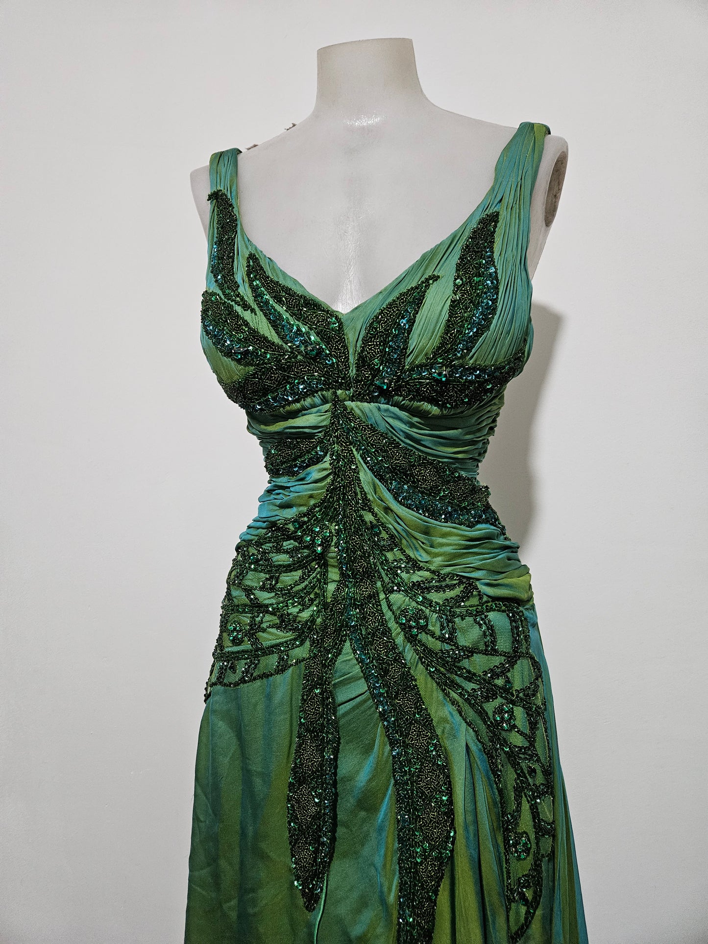 Maxi green dress embroidered with pearls