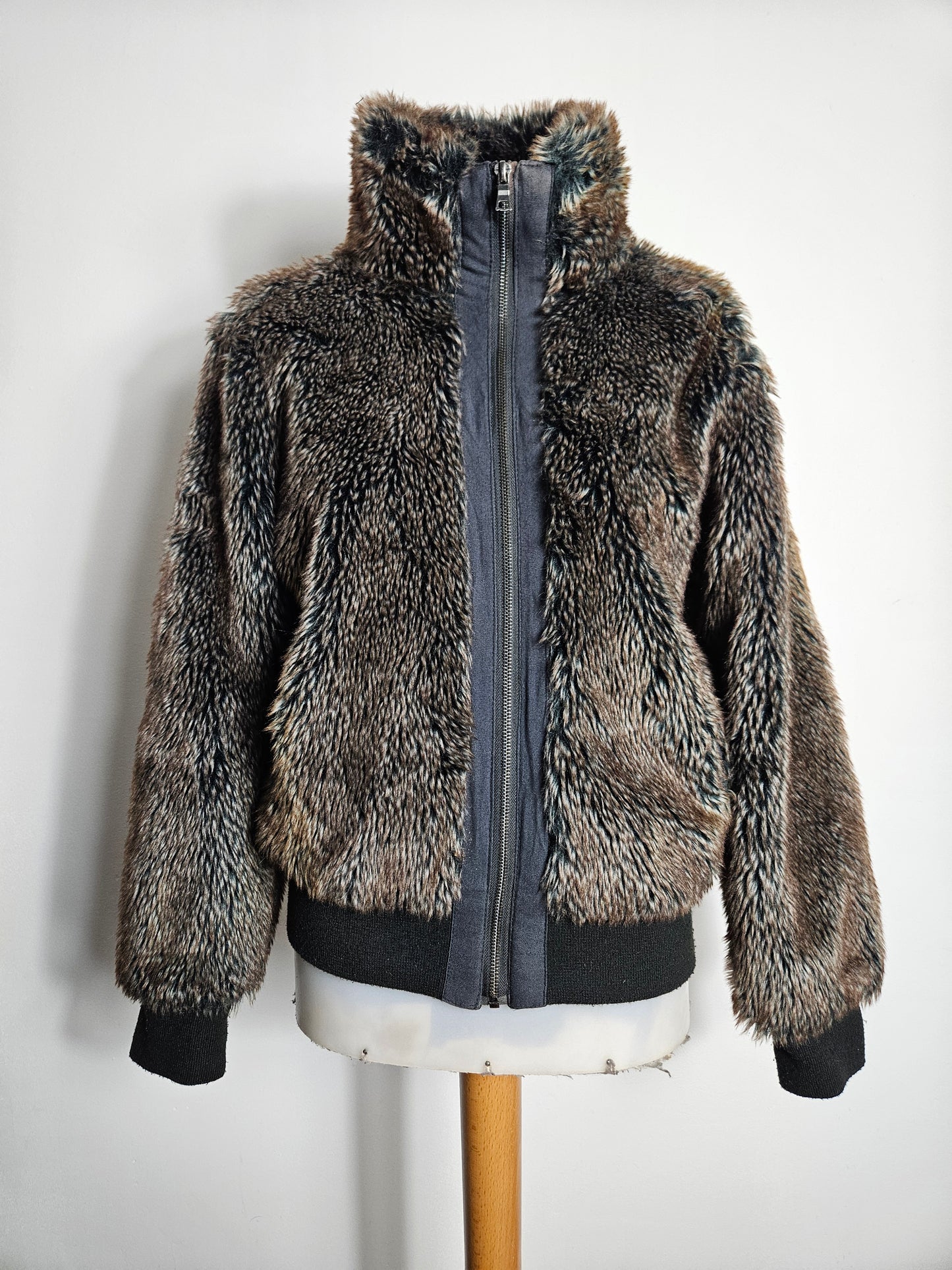 Manteau court en fausse fourrure