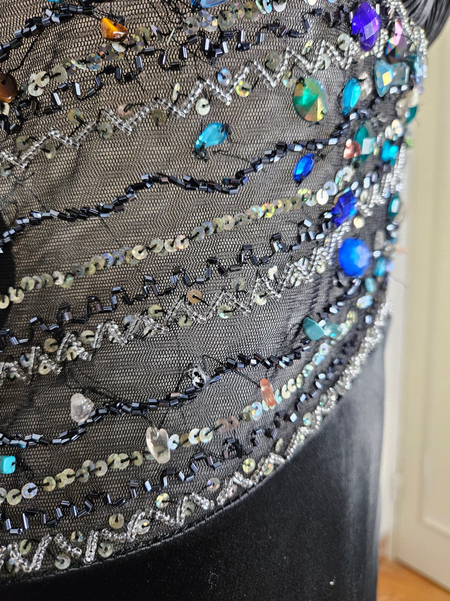 Robe dos nu noire en satin détails perles