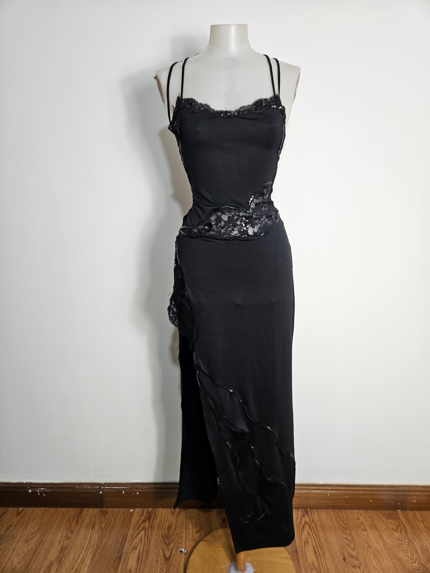 Maxi robe noire fendue détails dentelle