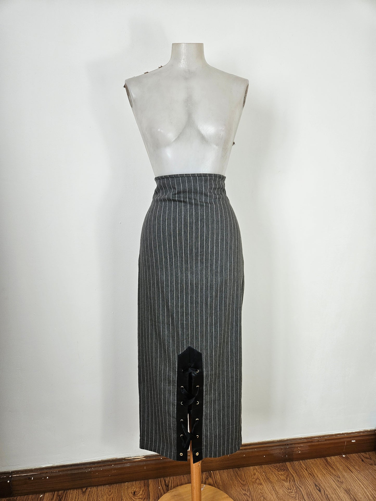 Striped tailored skirt with lacing