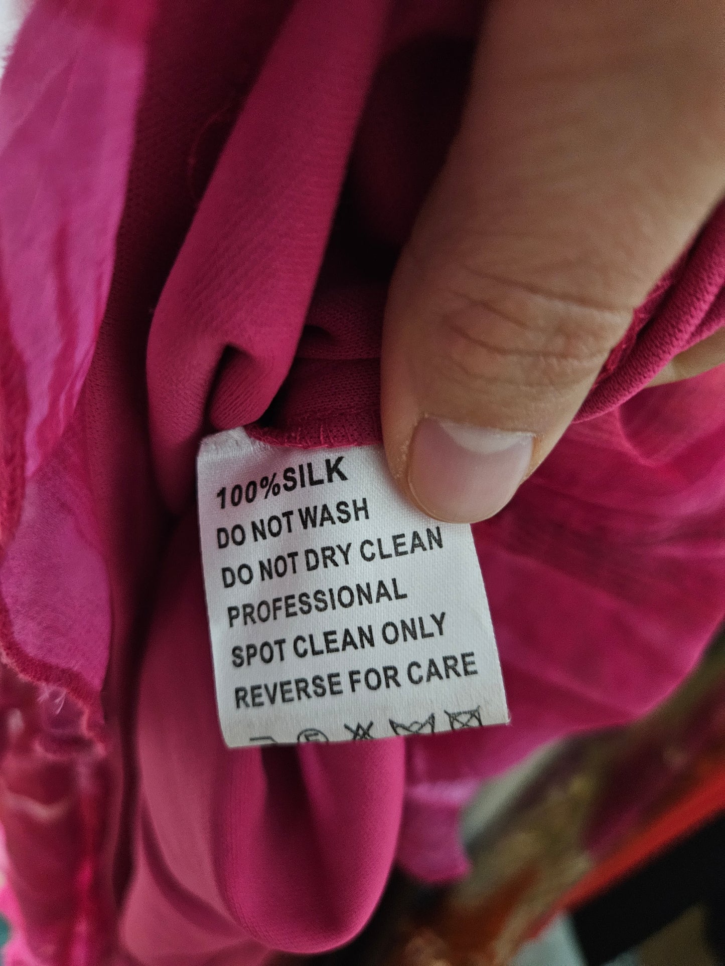 Robe rose en soie brodée