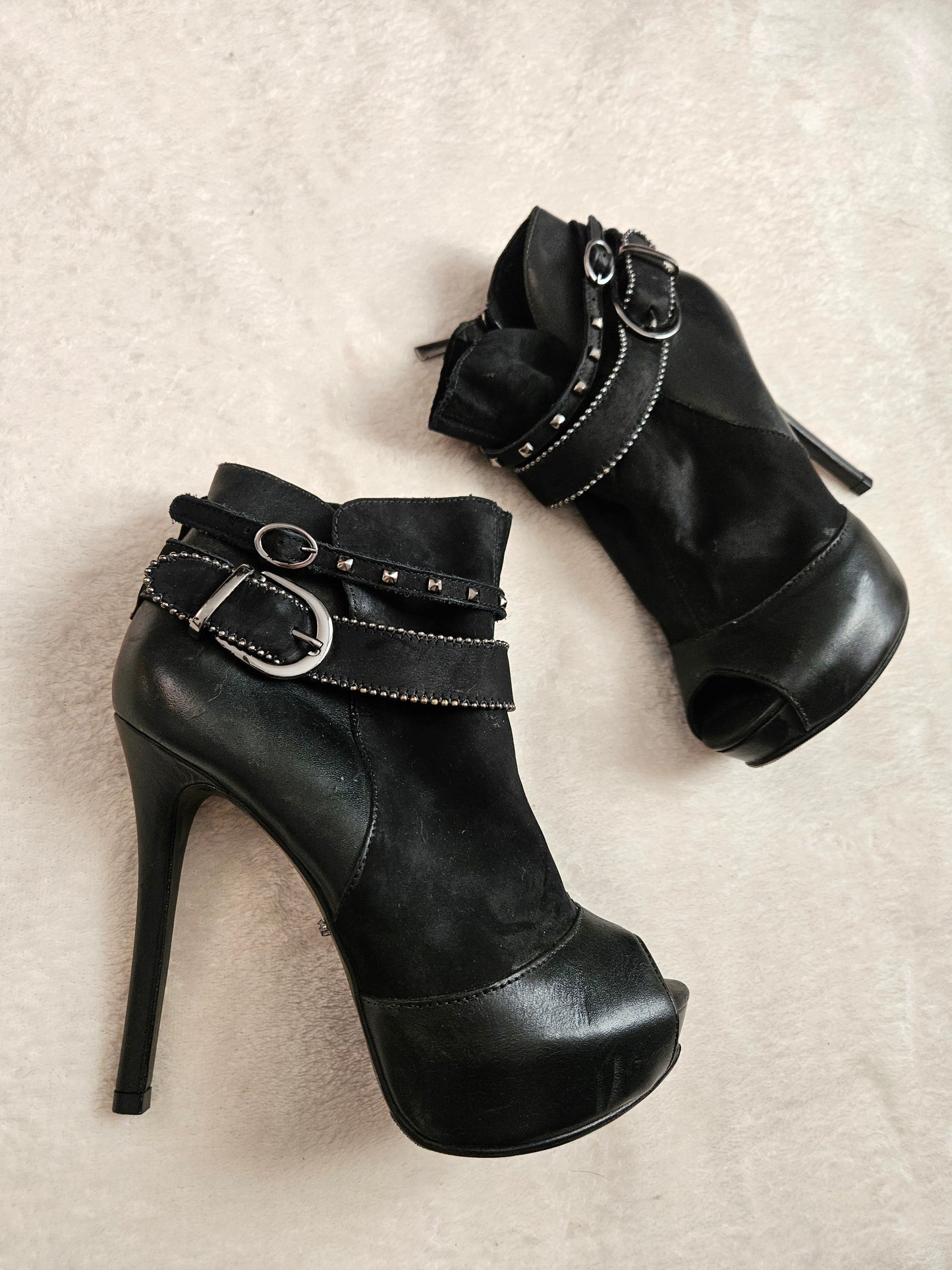High-heeled shoes with strap details