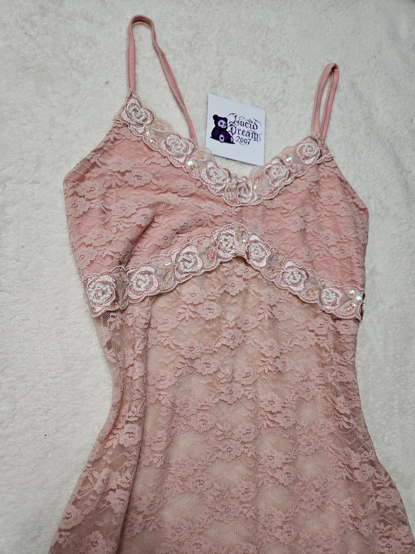 Haut en dentelle brodée rose