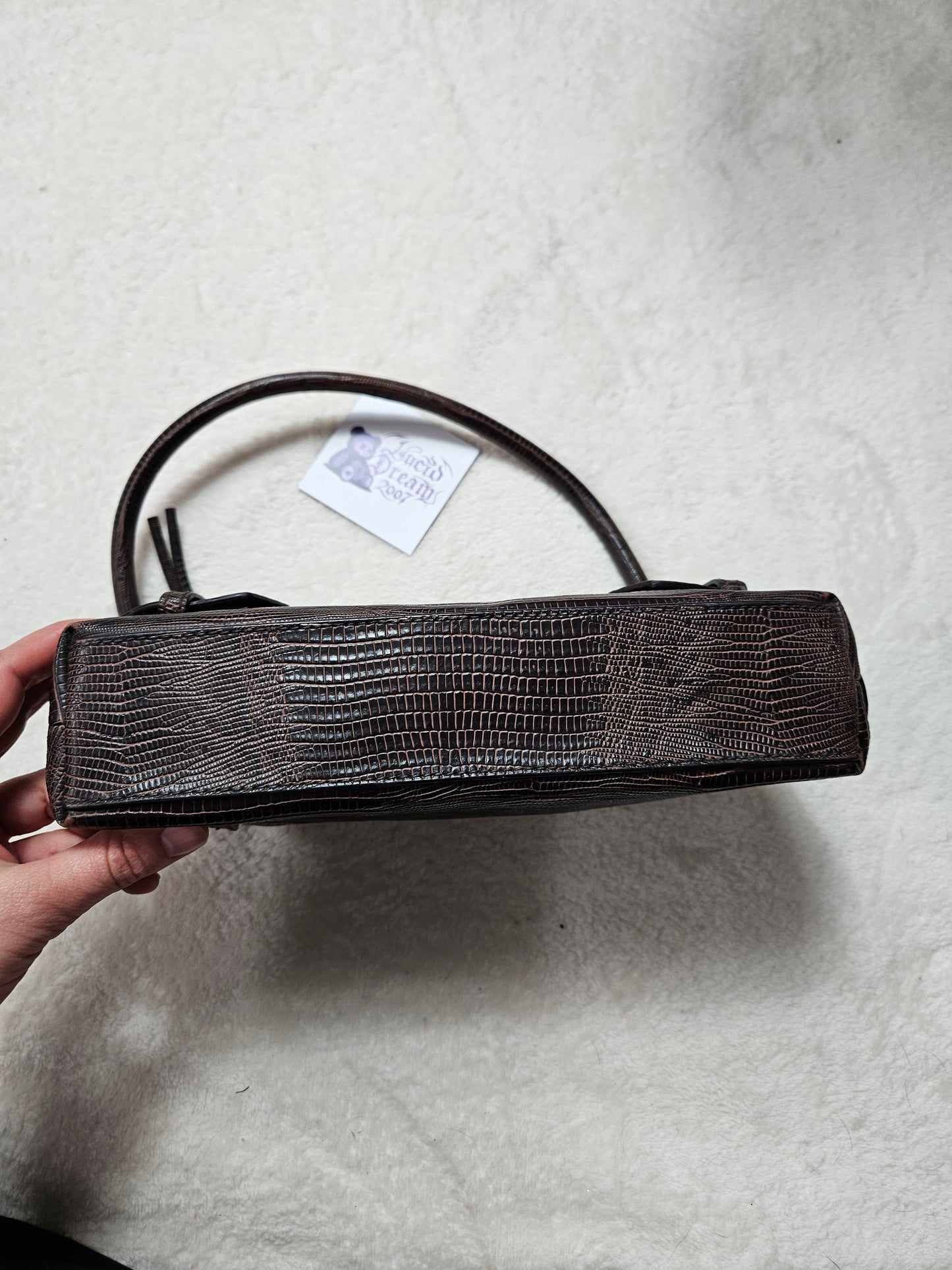Bolso pequeño marrón de polipiel con tiras