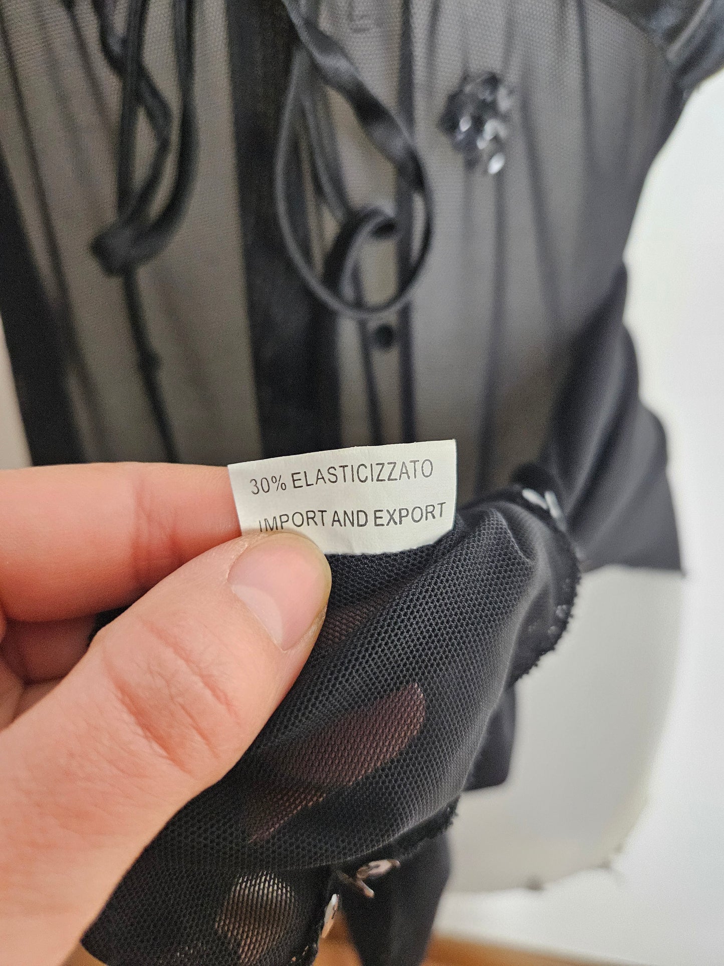 Haut noir en voile brodé