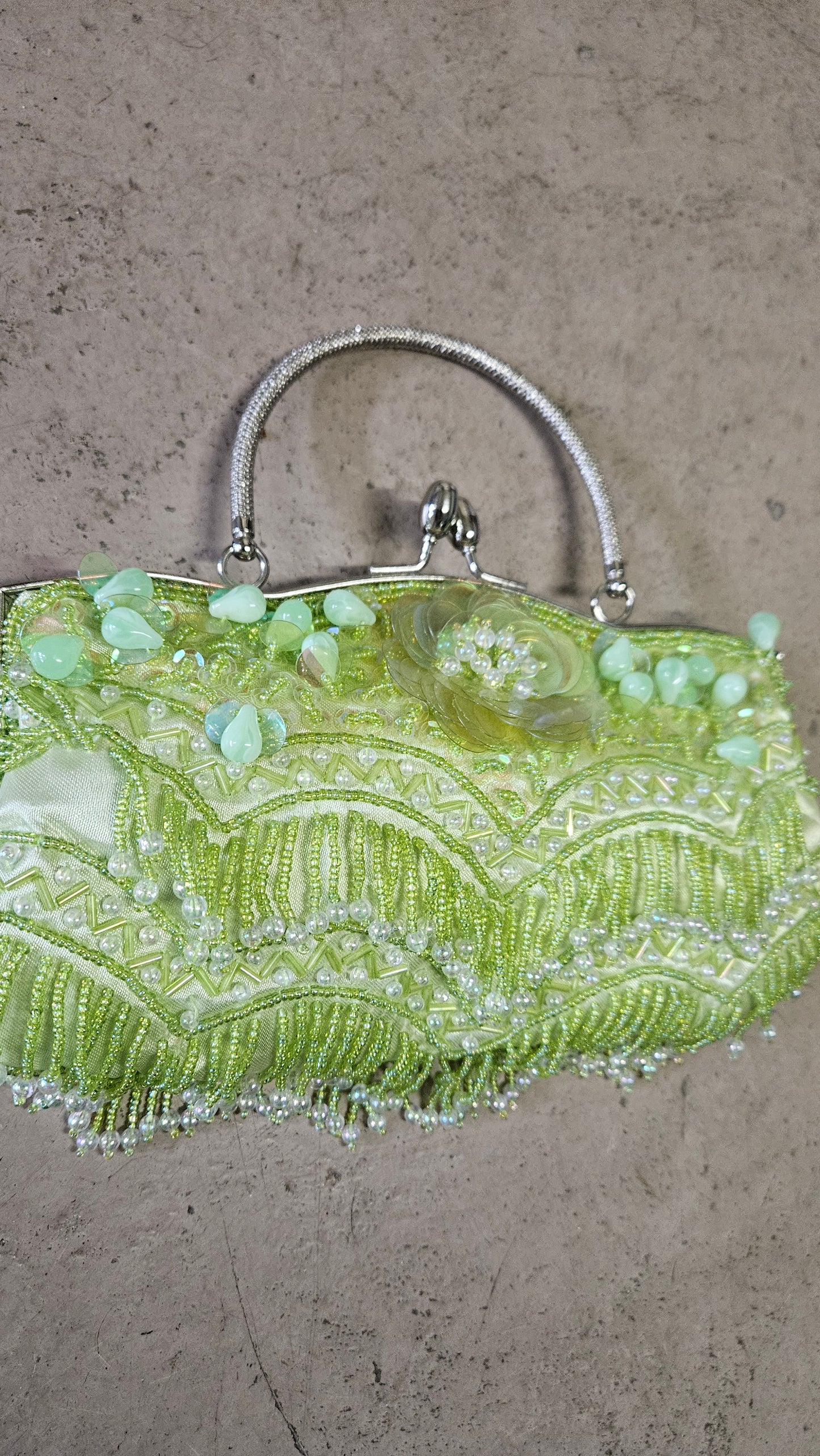 Petit sac vert brodé