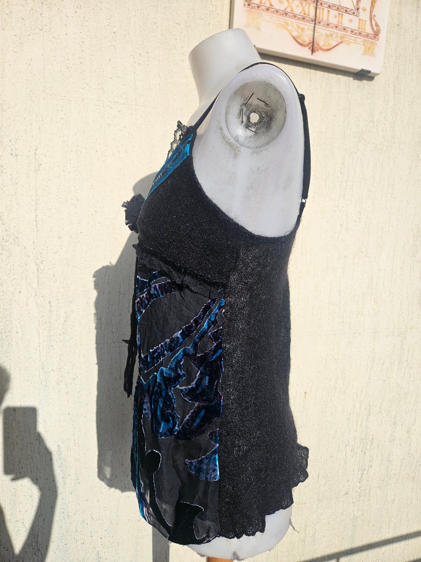 Haut noir détails bleus