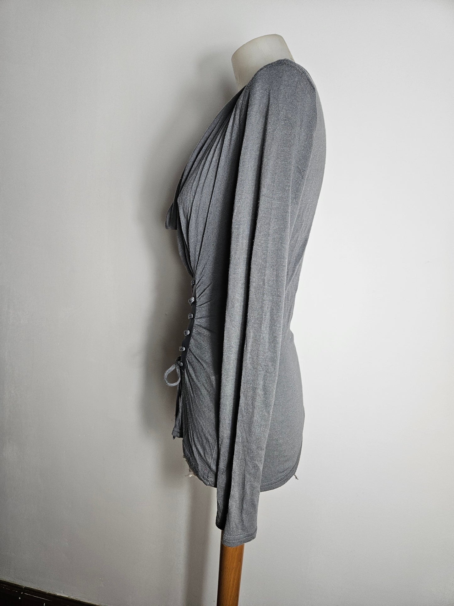 Haut gris col bénitier détails laçage