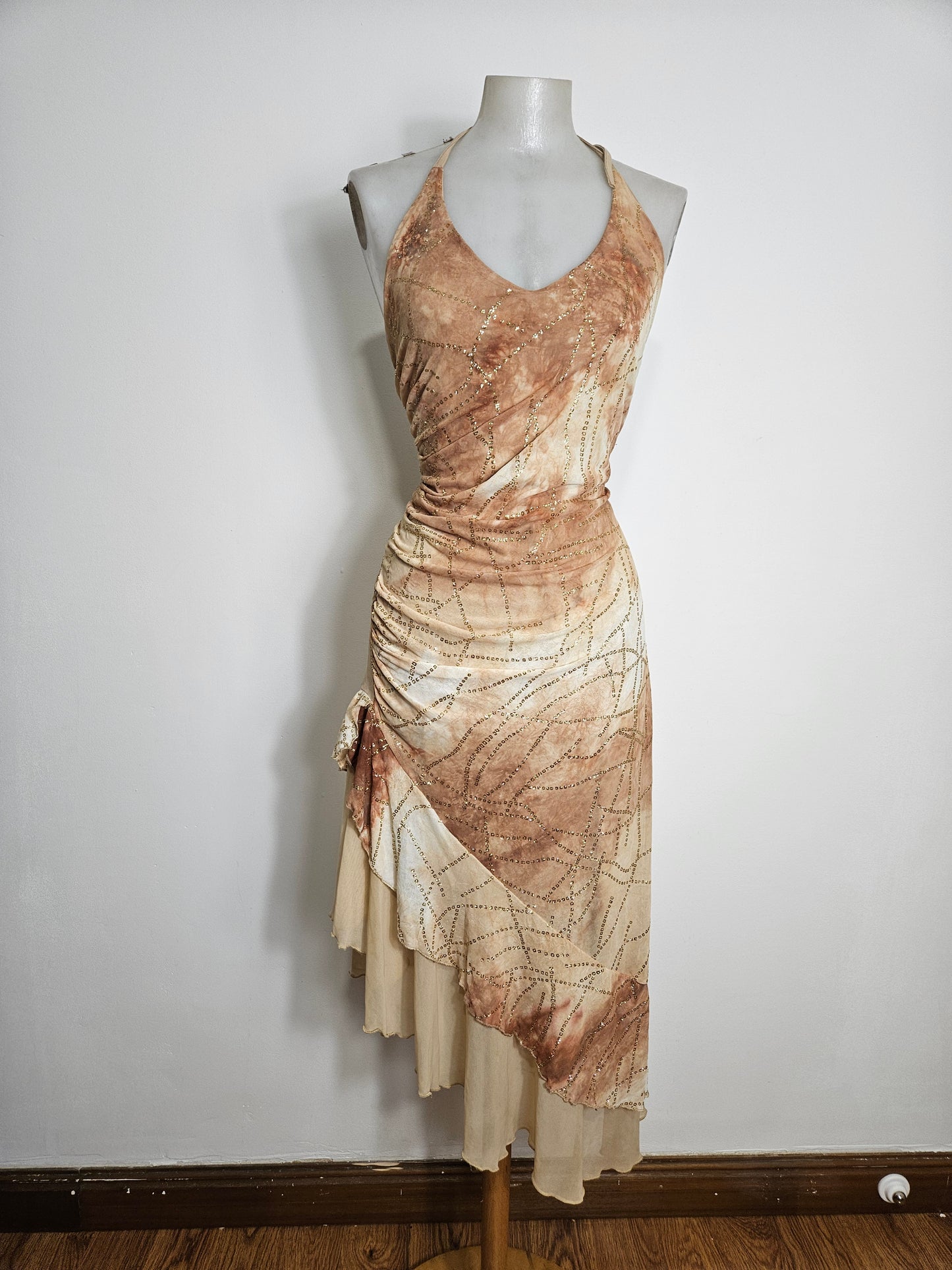 Vestido sin espalda en tonos beige