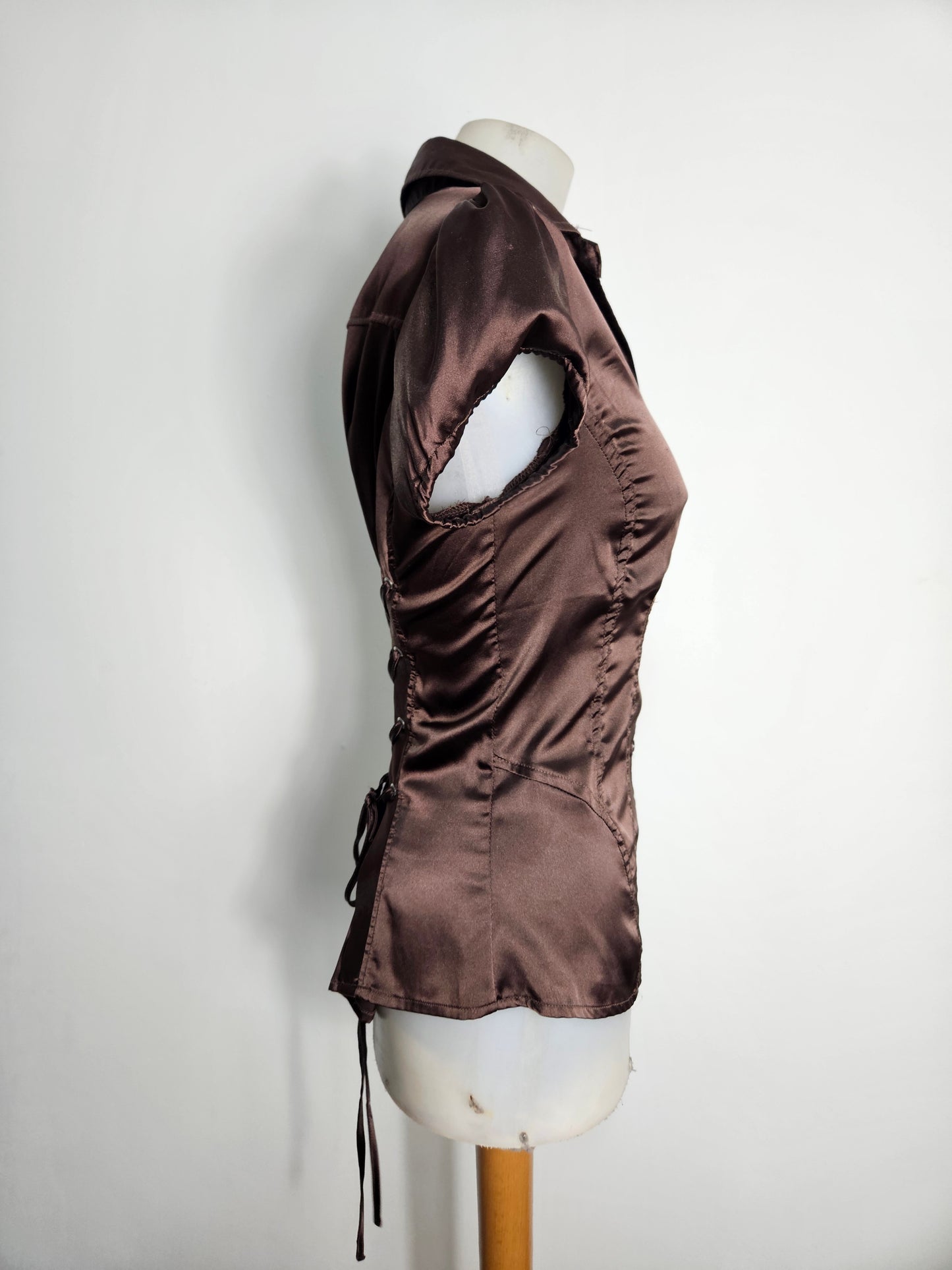 Camisa de satén con espalda de cordones