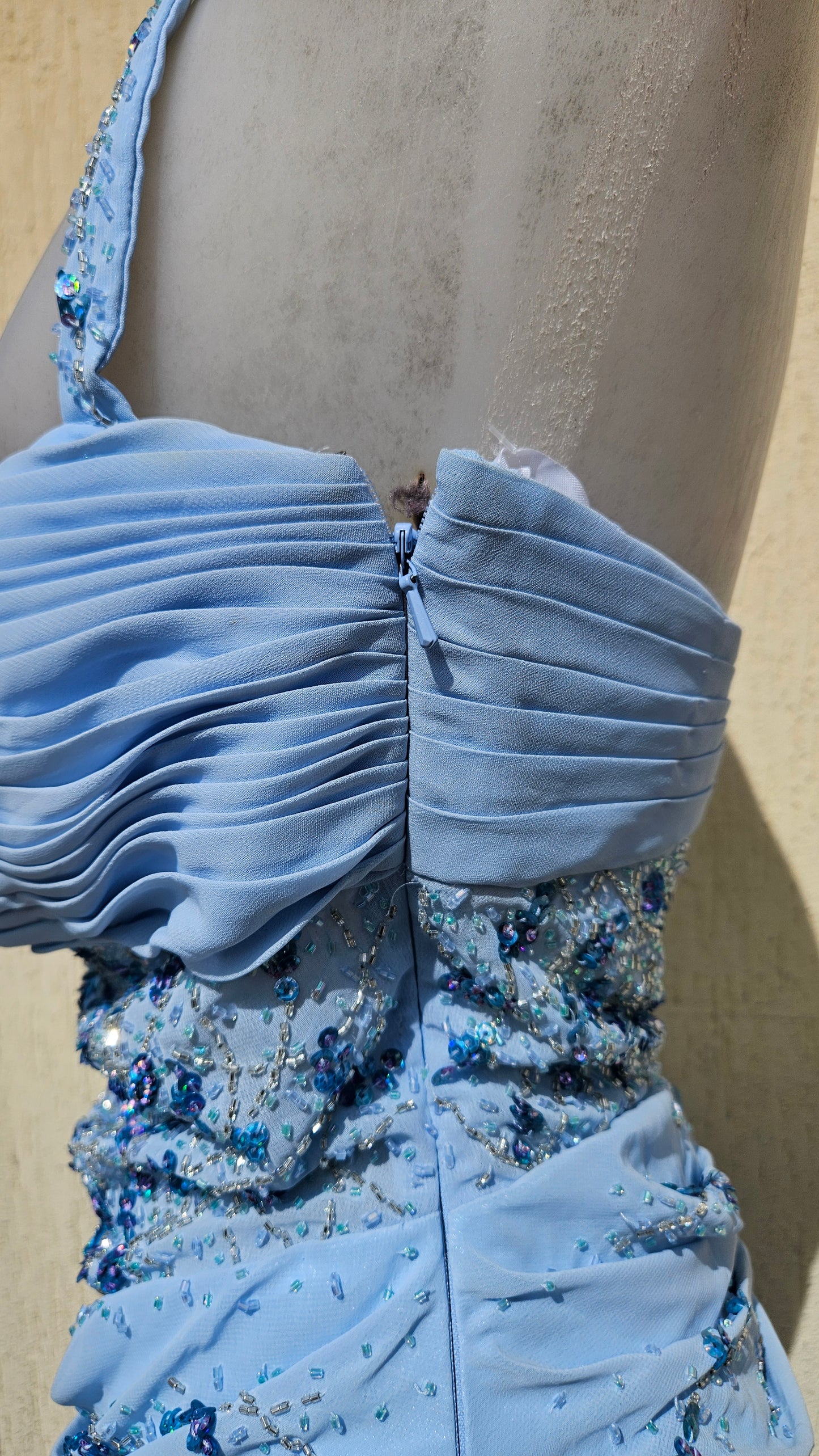 Robe dos nu brodée bleue