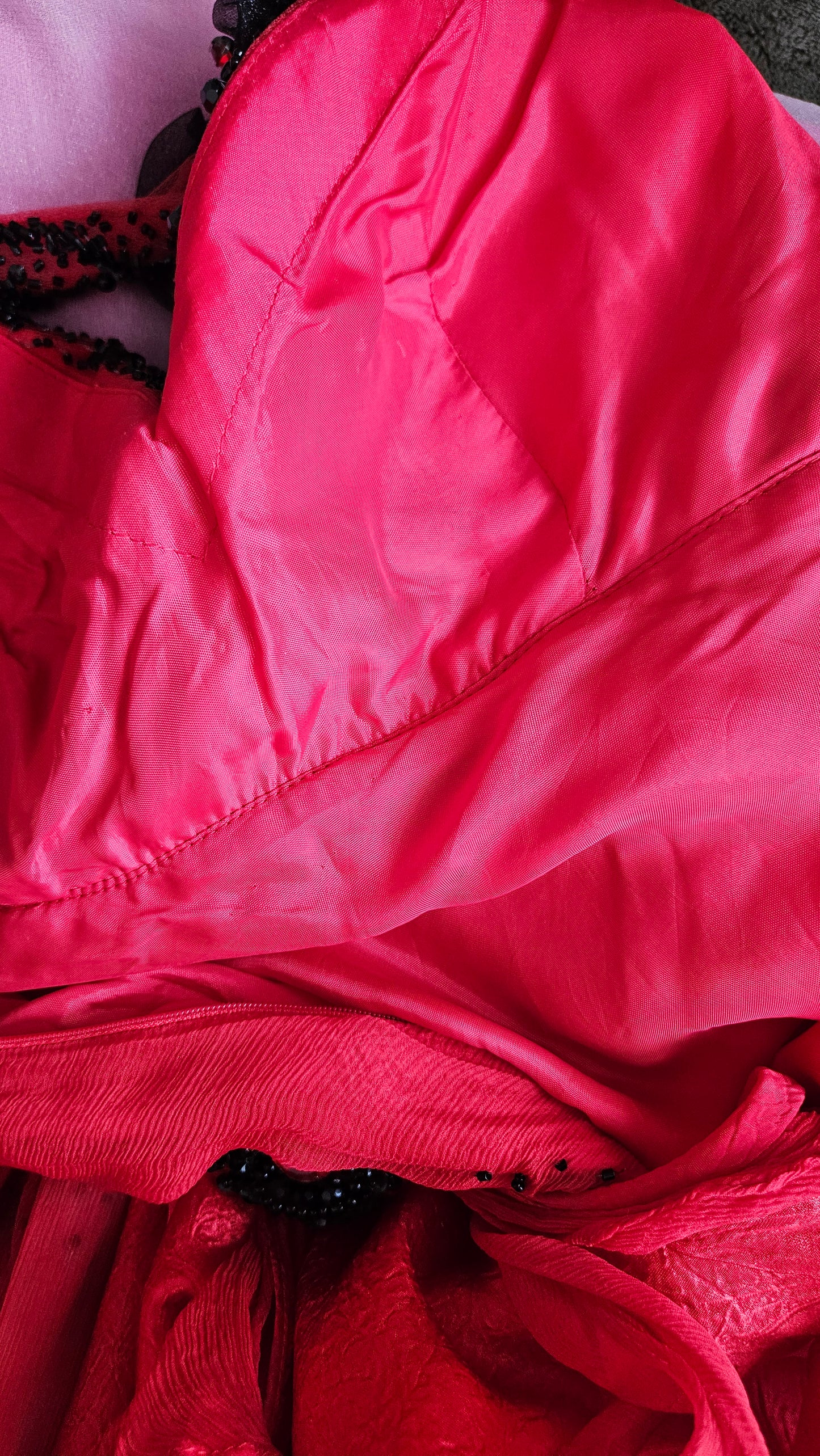 Robe en soie brodée rouge et noire
