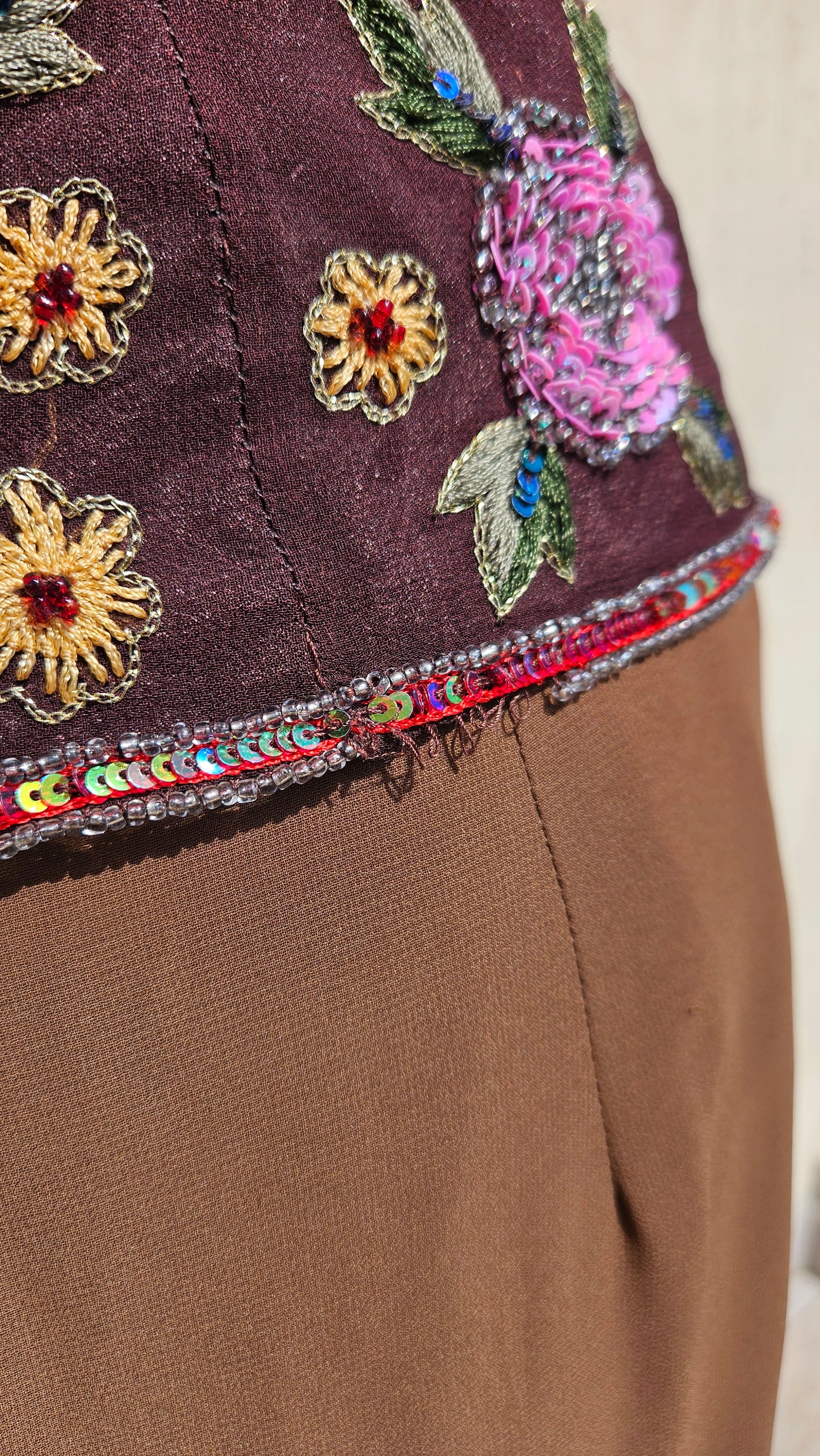 Top escotado Aftershock y falda