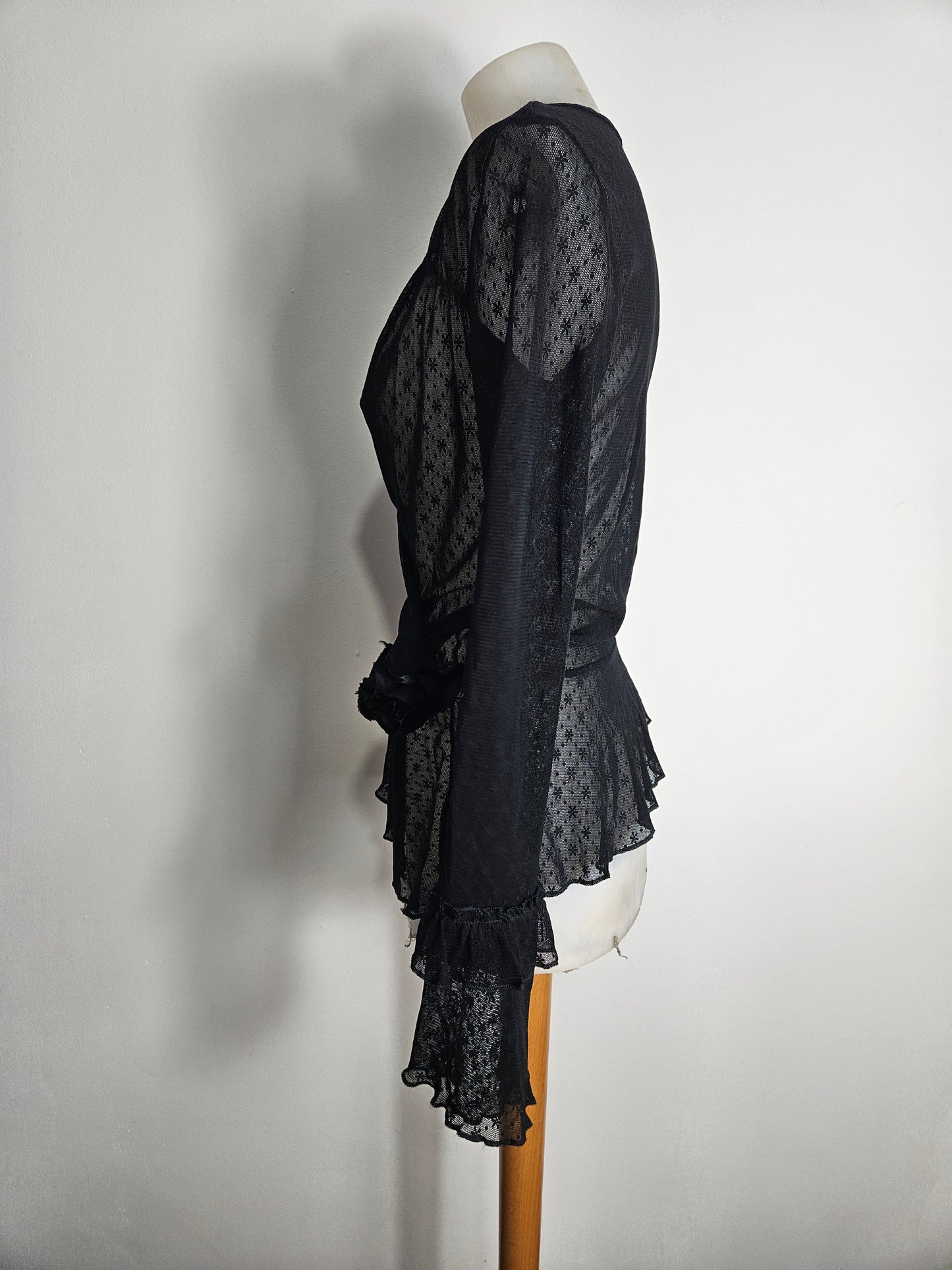Top con efecto cruzado y detalles de flores